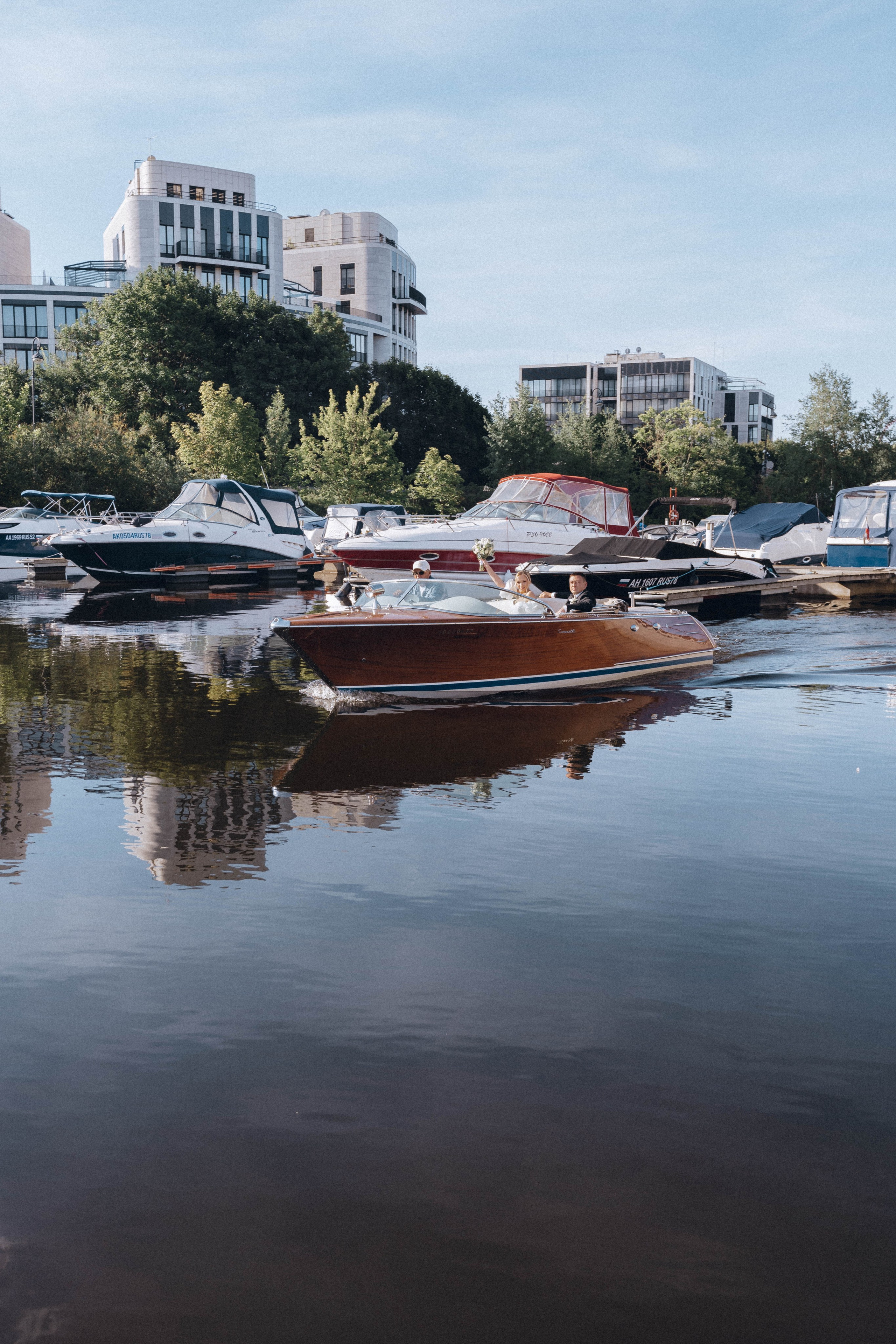 СВАДЕНБНАЯ СЬЕМКА НА КАТЕРЕ ПО КАНАЛАМ САНКТ-ПЕТЕРБУРГА И В АКВАТОРИИ НЕВЫ. Профессиональный фотограф, Санкт-Петербург — Виктория Богомолова