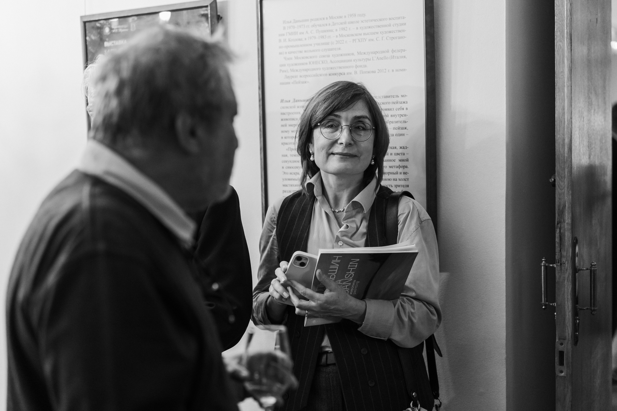 Съёмка открытия вытсавки художника Ильи Даньшина. Лиза Фирстова — самый добрый фотограф