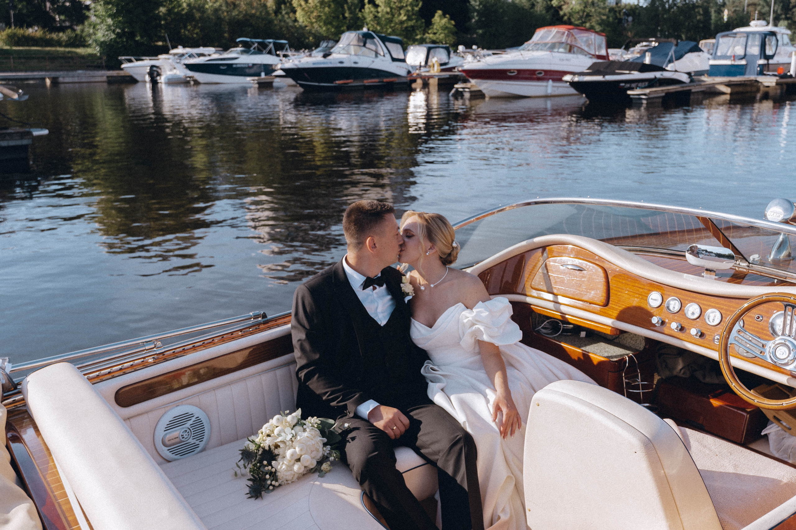 СВАДЕНБНАЯ СЬЕМКА НА КАТЕРЕ ПО КАНАЛАМ САНКТ-ПЕТЕРБУРГА И В АКВАТОРИИ НЕВЫ. Профессиональный фотограф, Санкт-Петербург — Виктория Богомолова