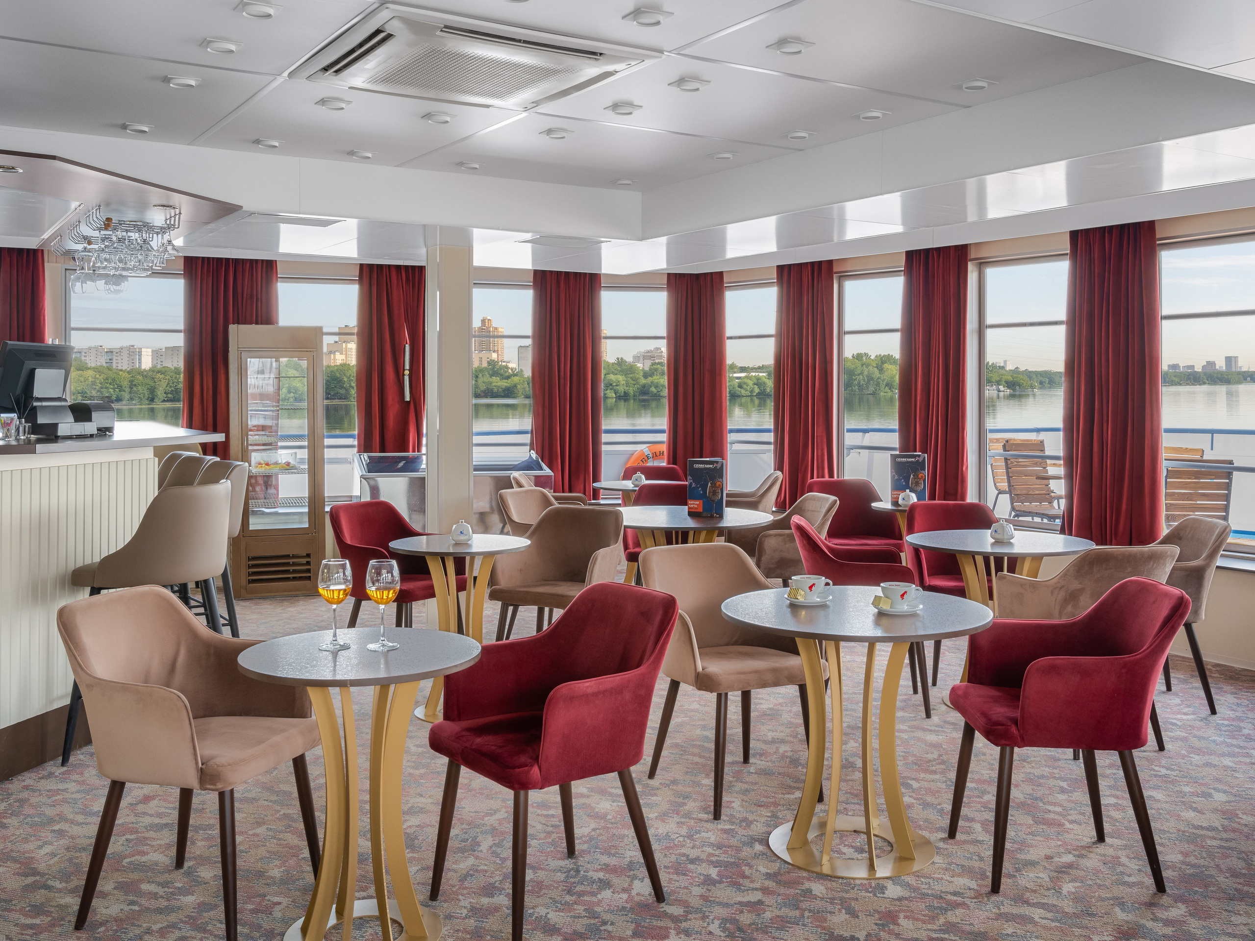 Инфофлот. Вячеслав Лазарев фотографирую интерьеры