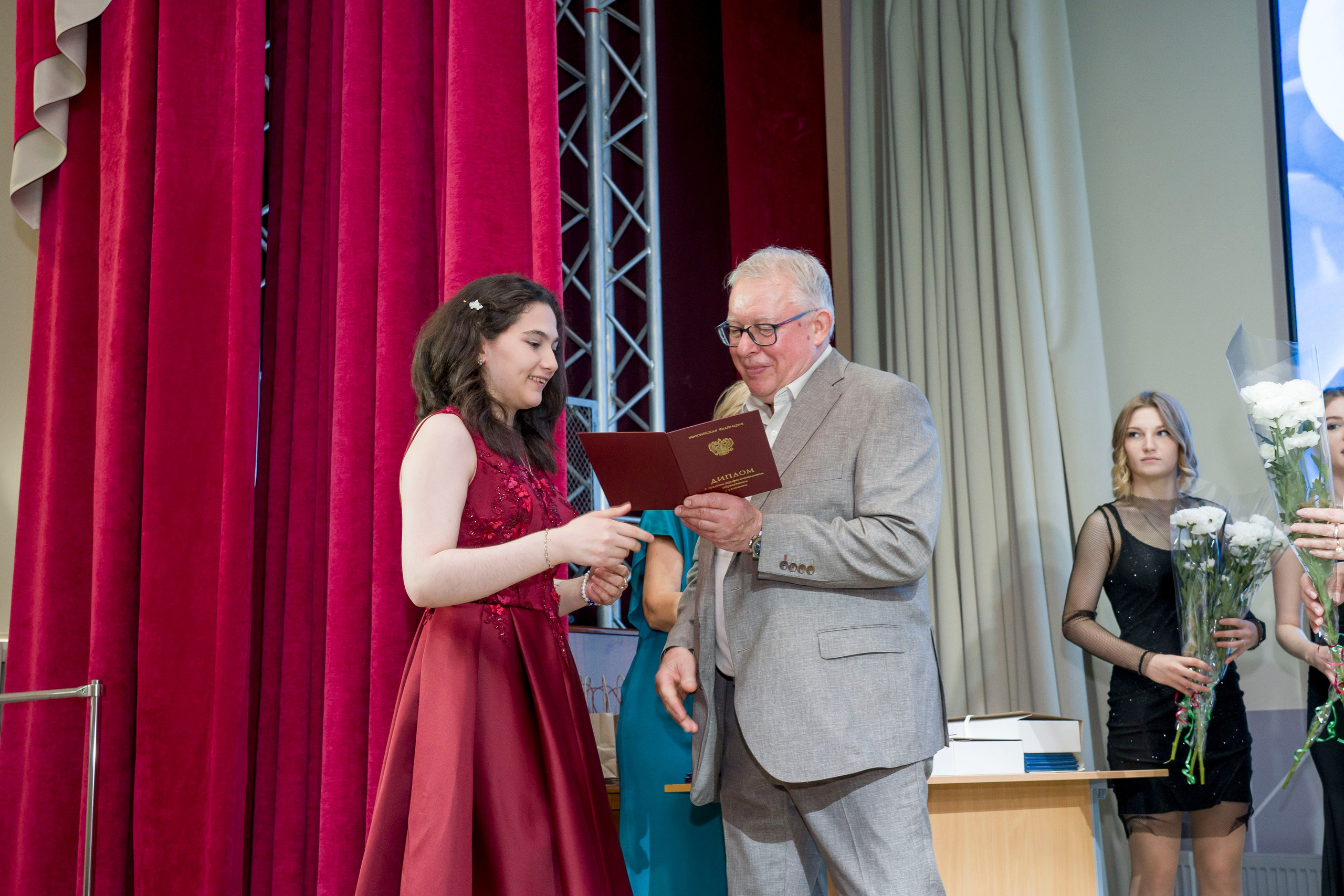 Выпускной в медколледже. Фотограф в Санкт-Петербурге. Репортажная и все съёмки для бизнеса