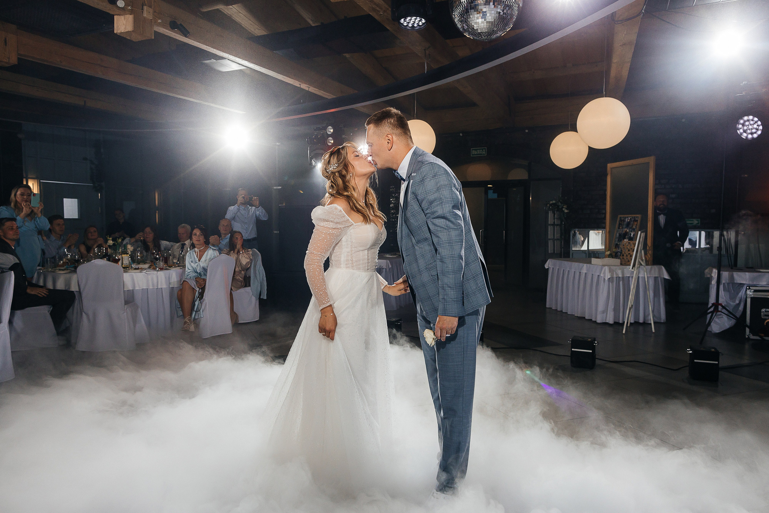 Трогательная выездная церемония в уютном дворике отеля. Олег Сверчков | Свадебный фотограф Вологда