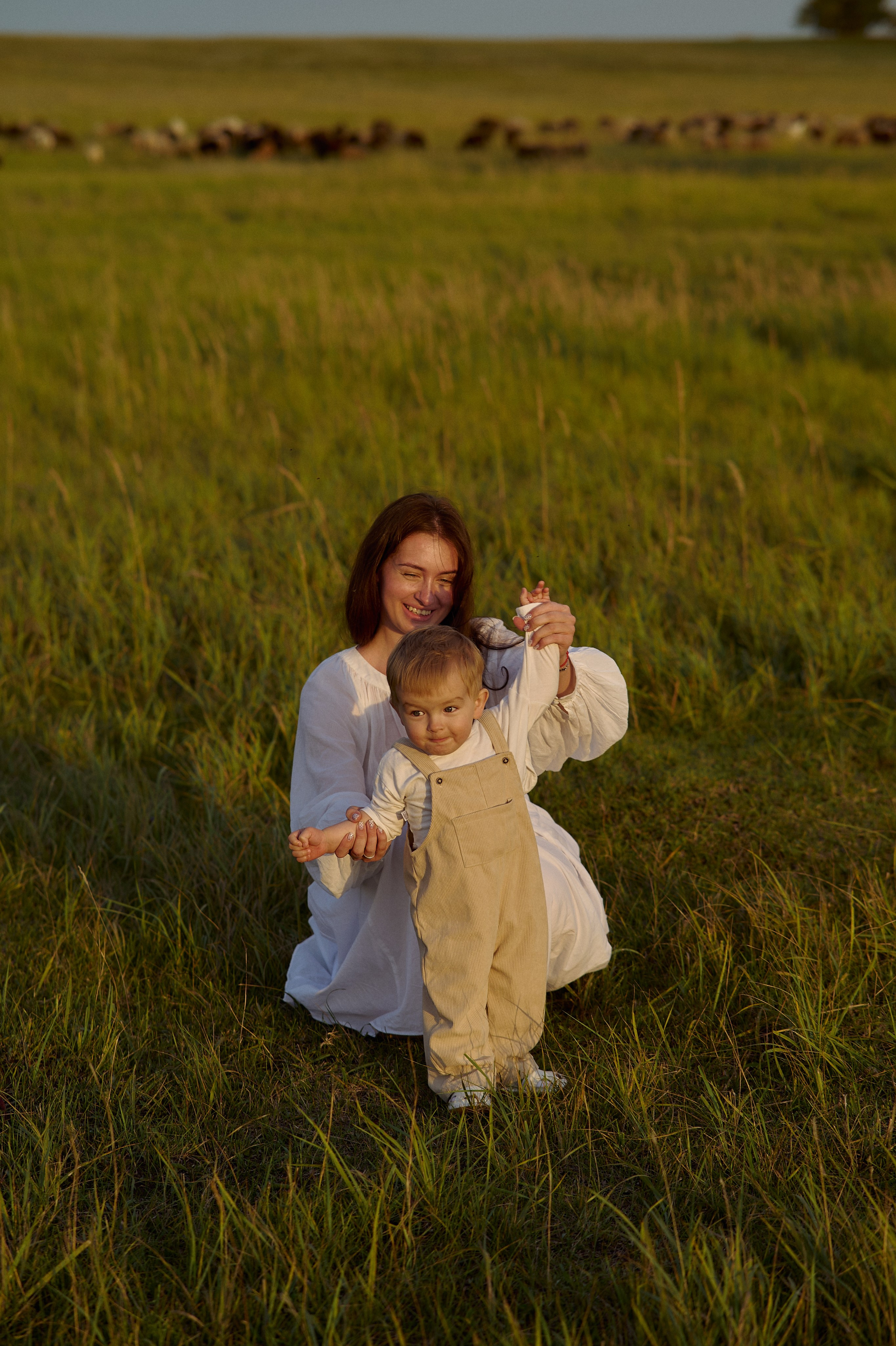 Шамиль, Аня и Марс в поле с барашками. Семейный и свадебный lifestyle-фотограф в Москве Мария Петрова