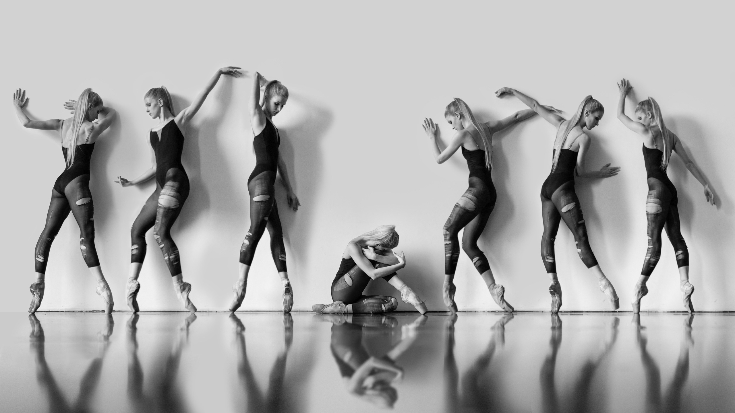 Группа балетных танцовщиц в движении, профессиональная балетная фотография, танец и гармония в черно-белом формате