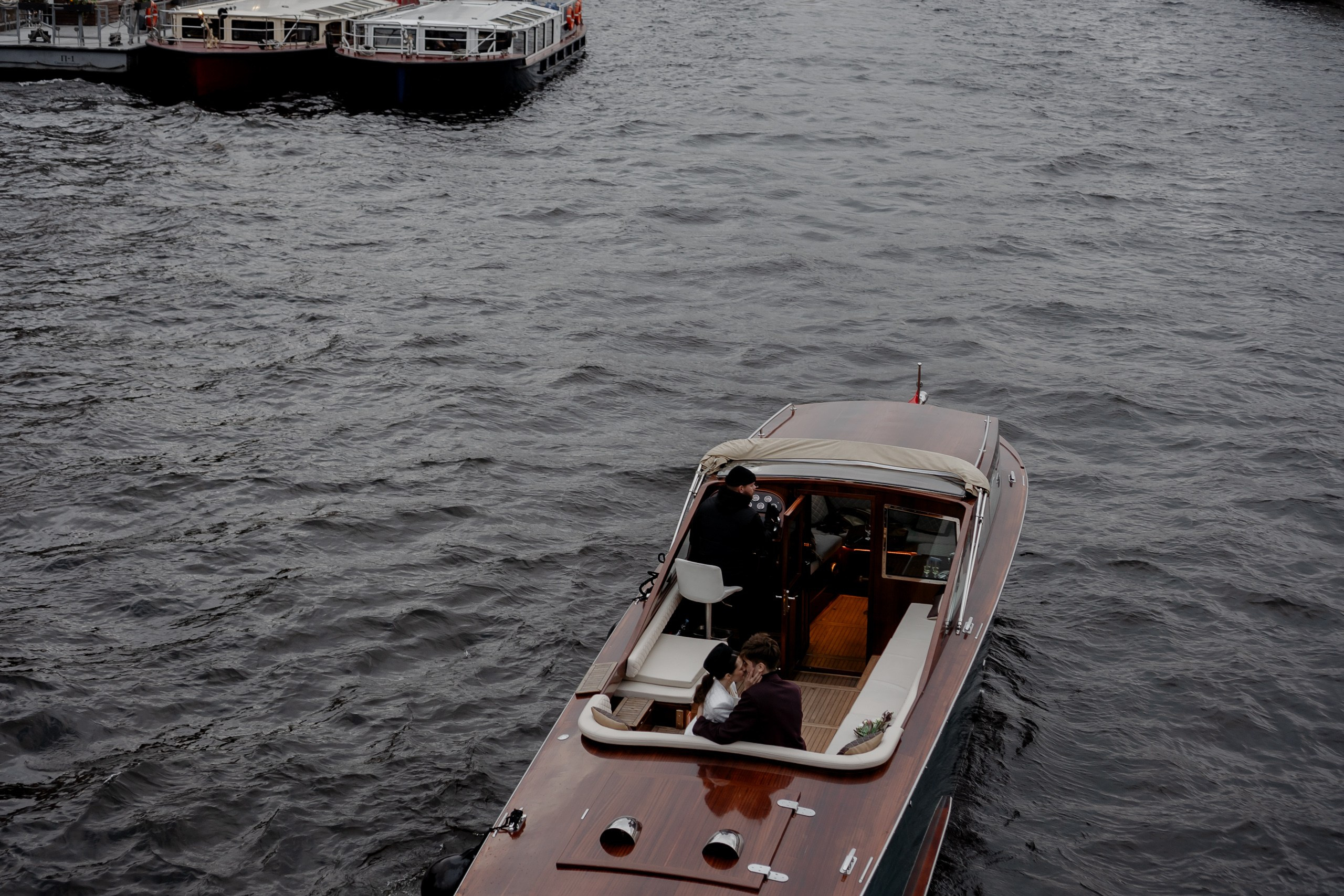 СВАДЕНБНАЯ СЬЕМКА НА КАТЕРЕ ПО КАНАЛАМ САНКТ-ПЕТЕРБУРГА И В АКВАТОРИИ НЕВЫ. Профессиональный фотограф, Санкт-Петербург — Виктория Богомолова