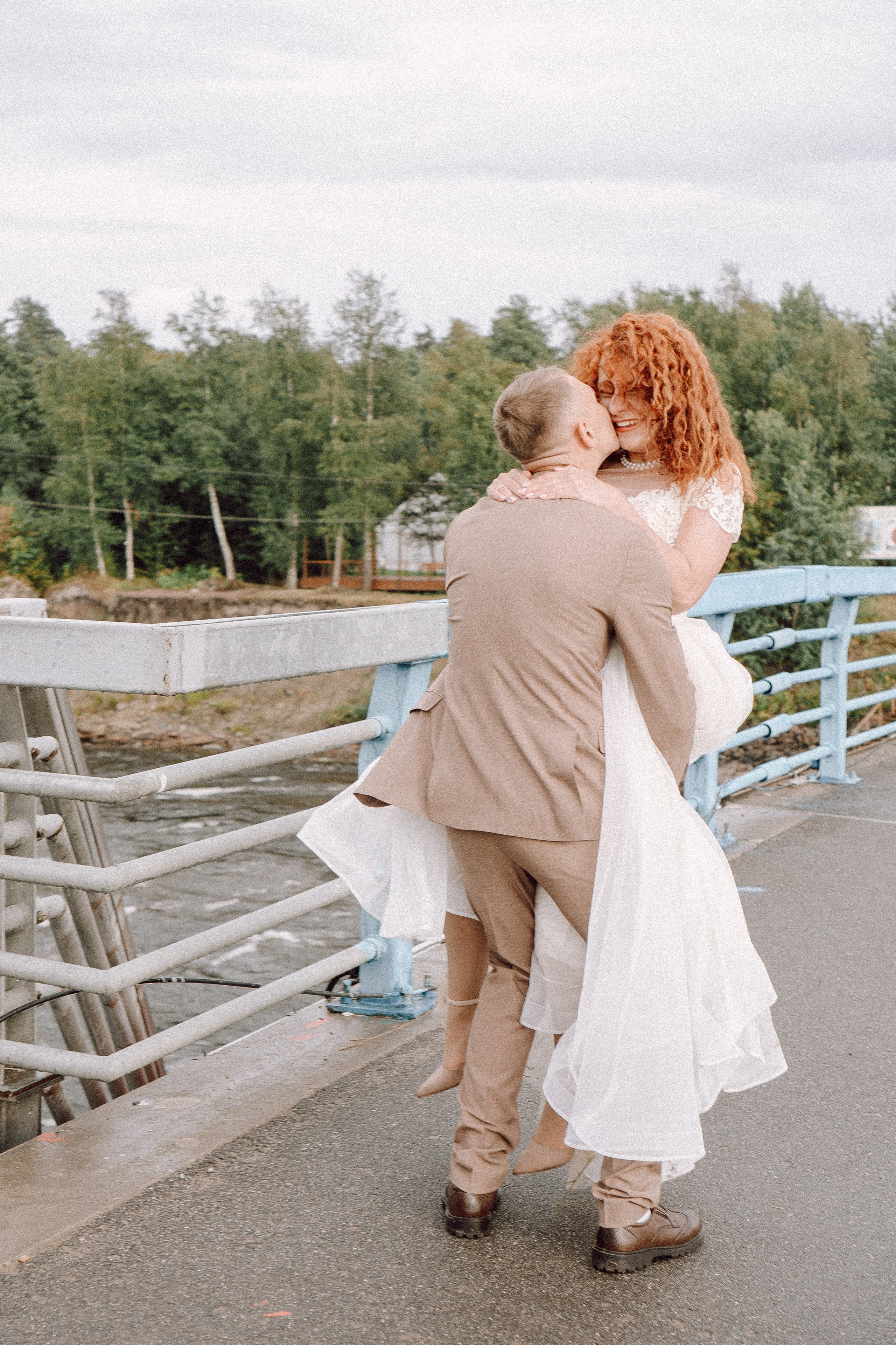 СВАДЕБНАЯ ФОТОСЕССИИЯ ПАРЫ В ГОРОДЕ ПРИОЗЕРСК В СОСНОВОМ ЛЕСУ И С ПИКАПОМ. Профессиональный фотограф, Санкт-Петербург — Виктория Богомолова