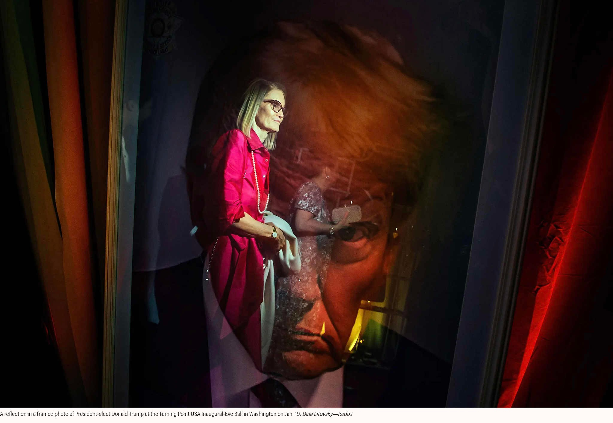 Отражение в рамке с фотографией избранного президента Дональда Трампа на инаугурационном балу Turning Point USA в Вашингтоне 19 января. Дина Литовски — Redux