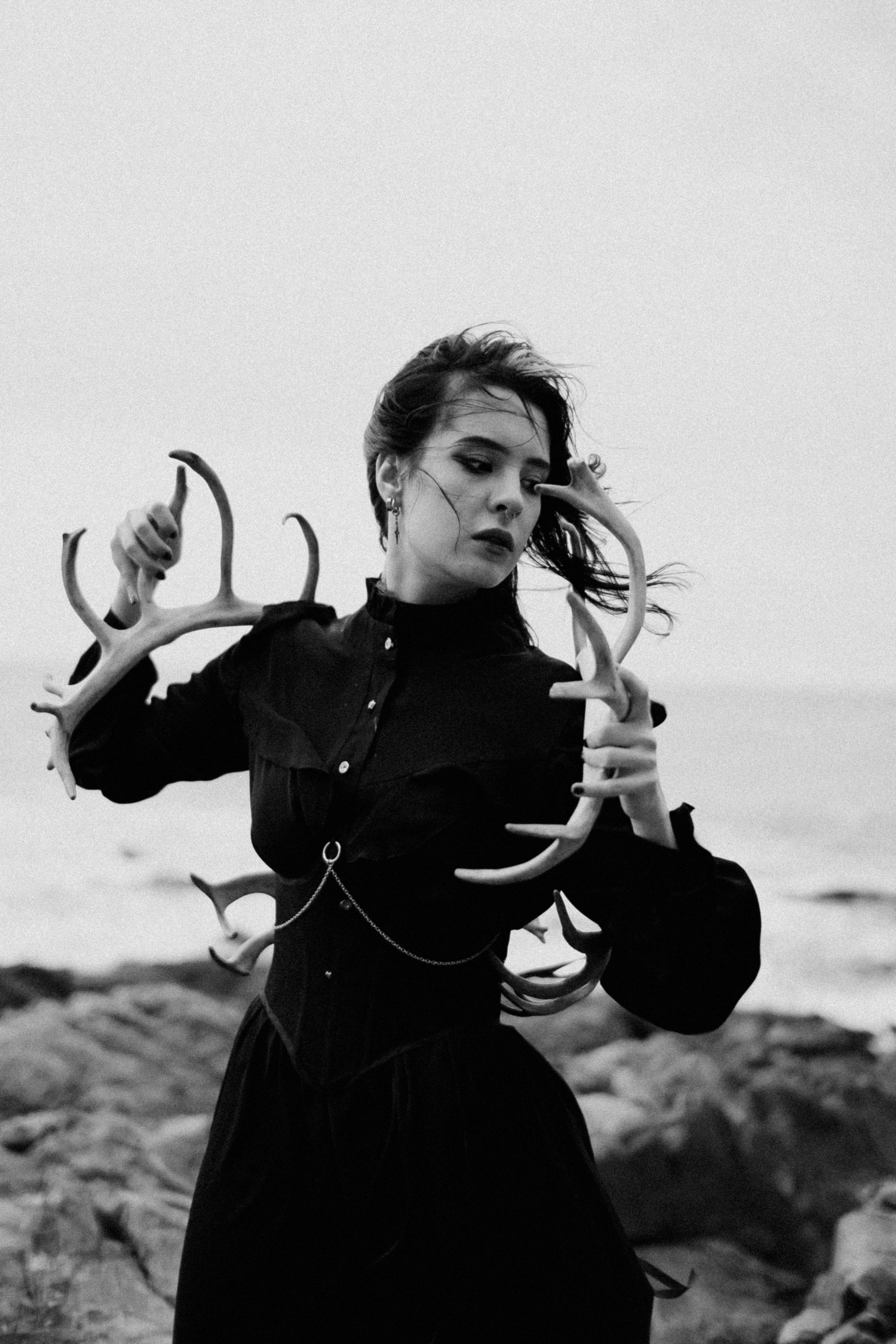 Съёмка у моря с оленьими рогами