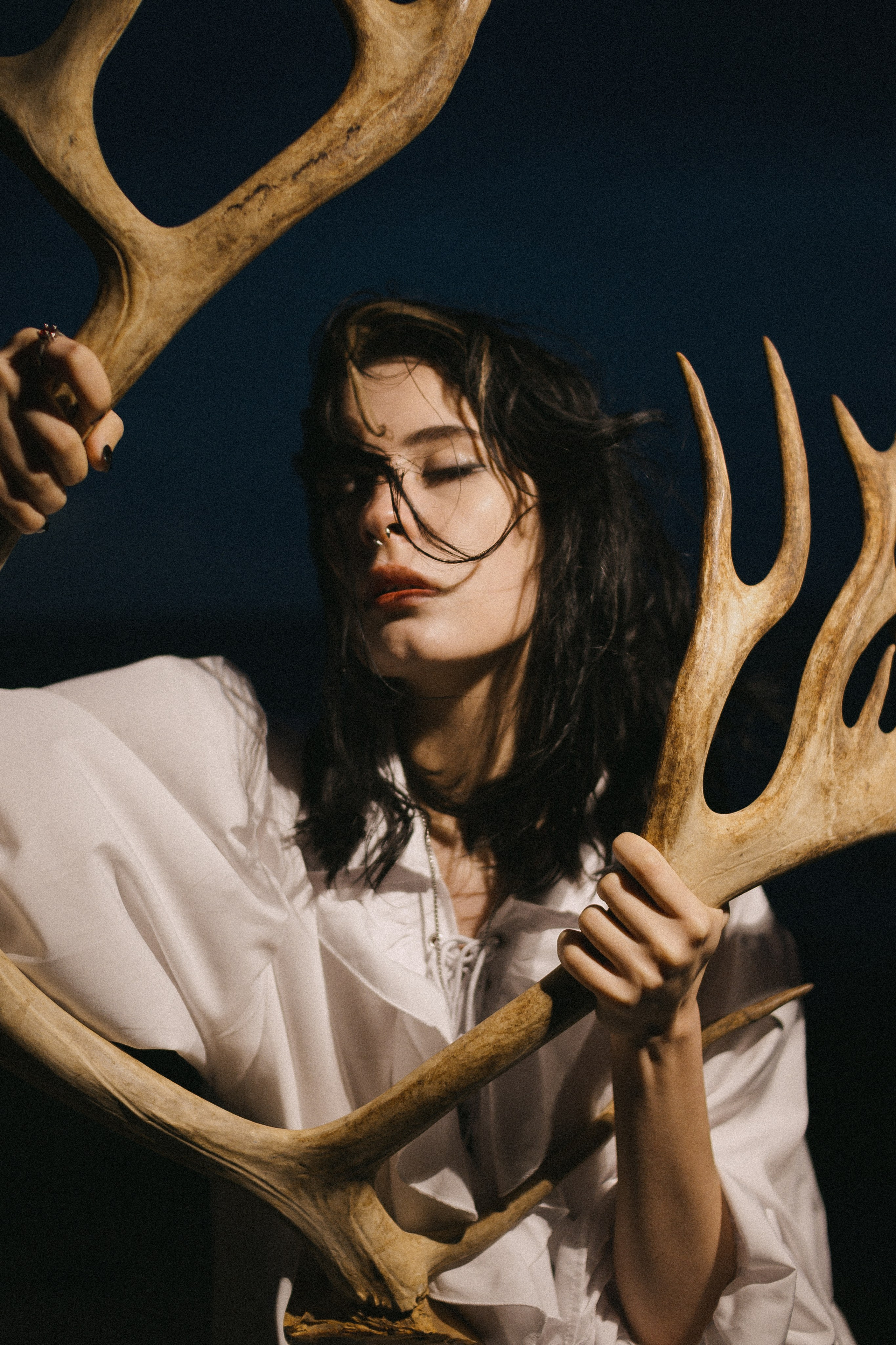 Съёмка у моря с оленьими рогами