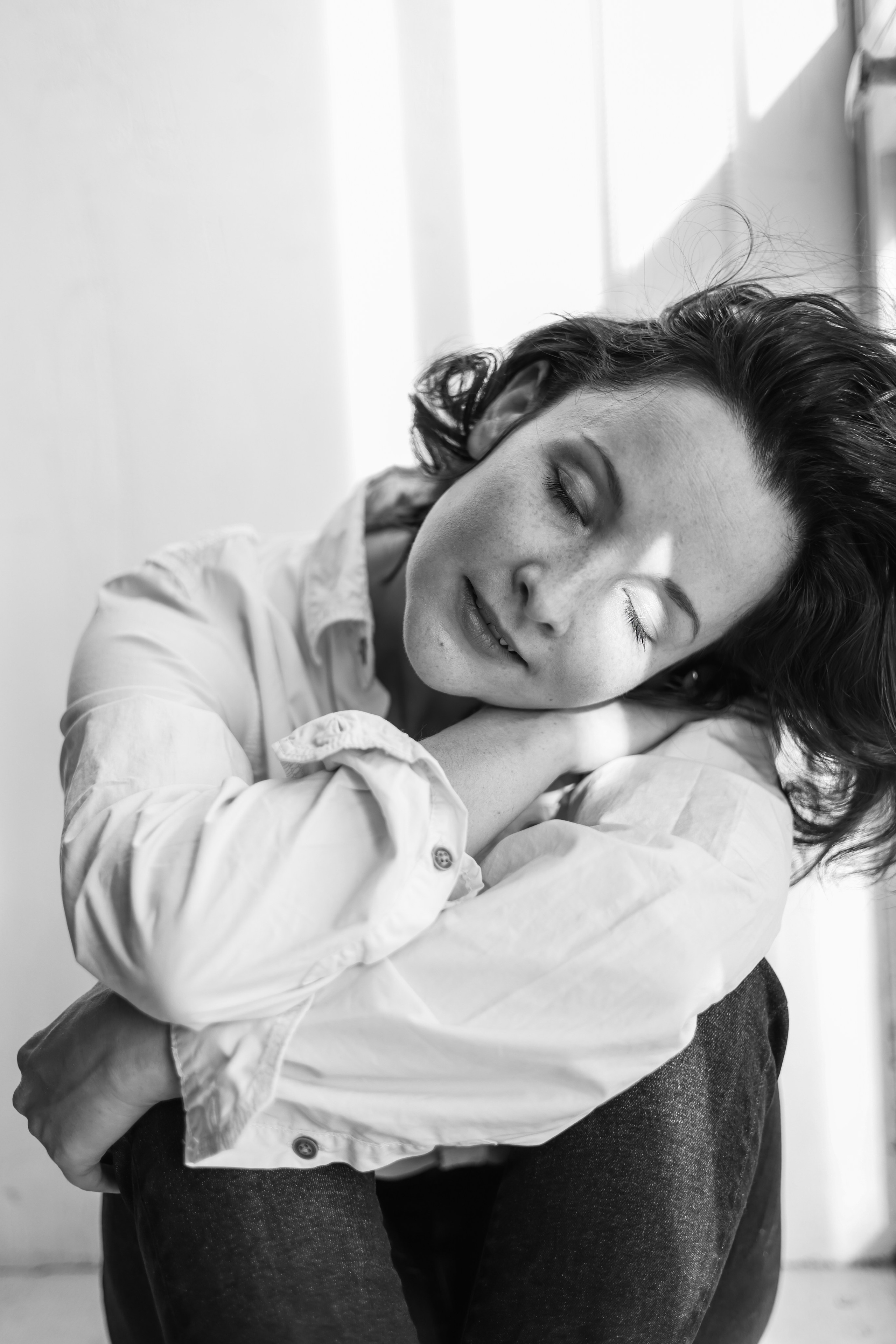 Сьемка в студии, брюнетка на темном фоне Фотограф - Мэри Маршания