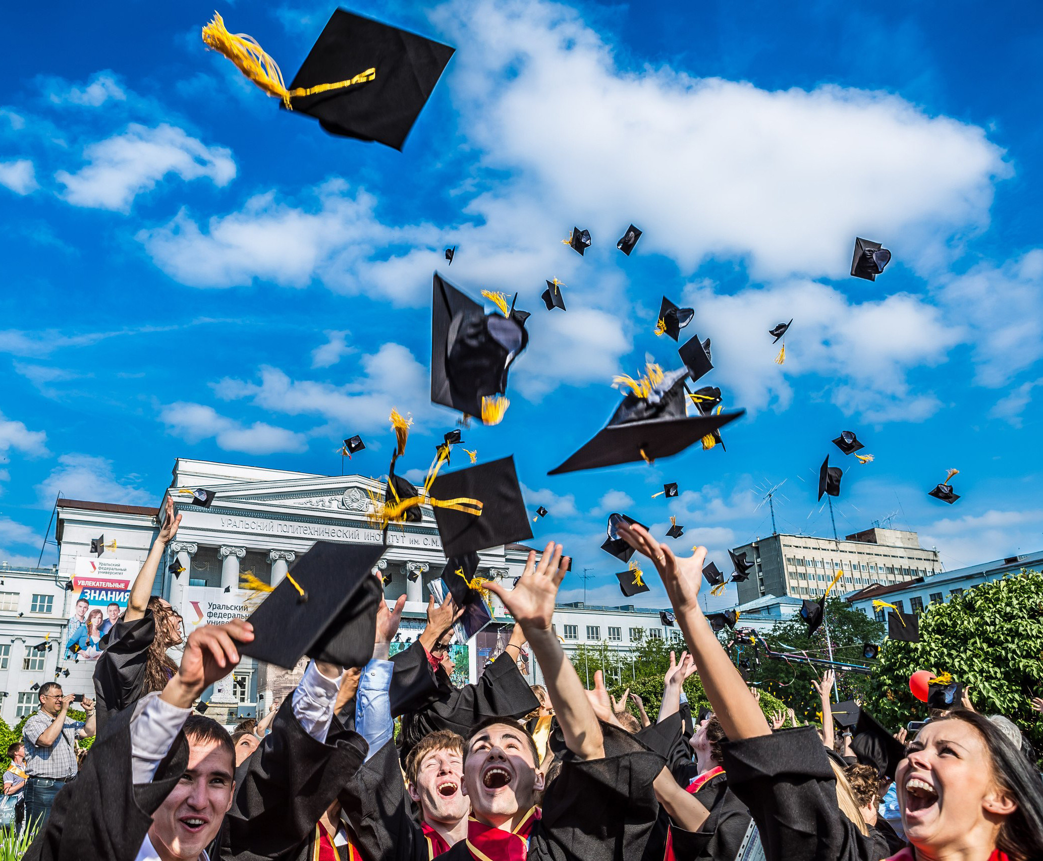 ВЫПУСКНОЙ В УЧЕБНОМ ЗАВЕДЕНИИ. Фотограф для маркетплейсов Михаил Бове