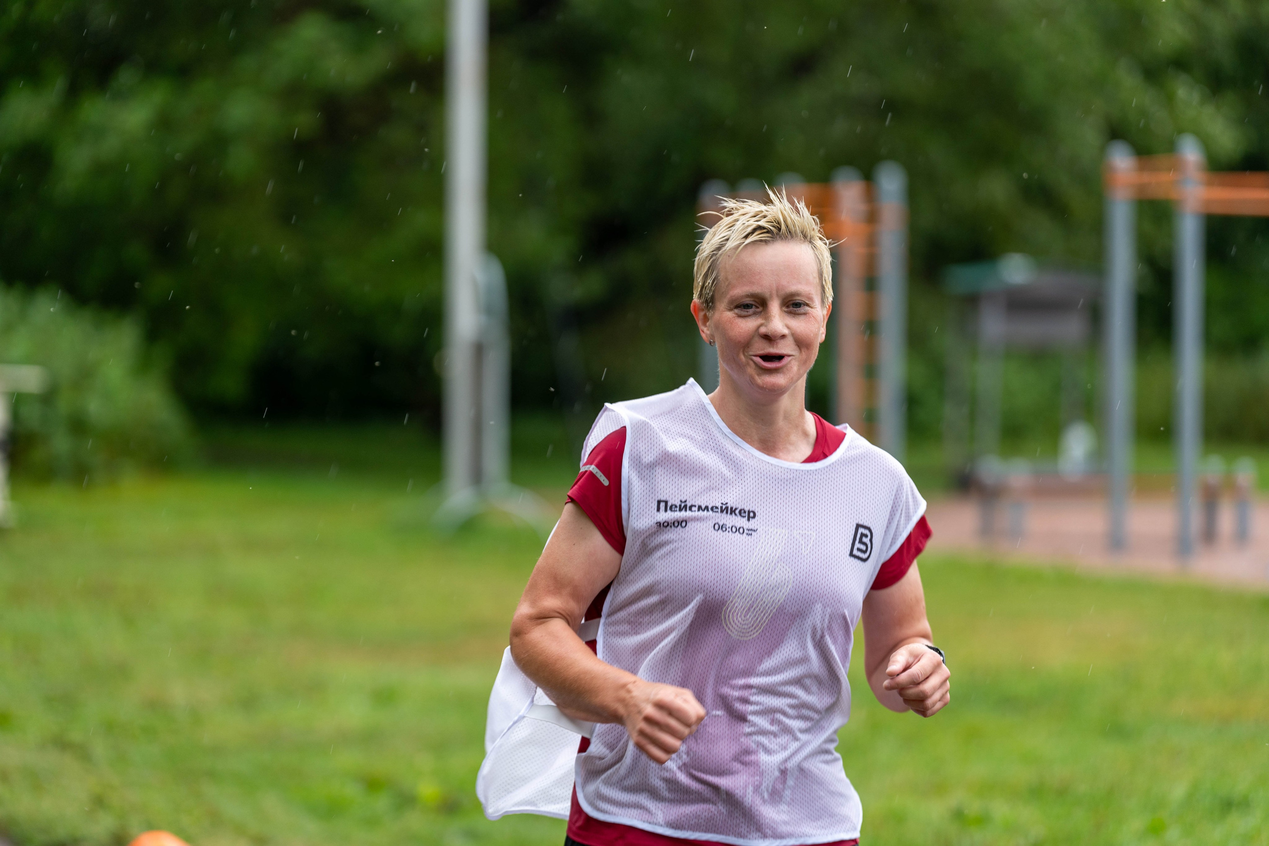 Участница пробежки 5 вёрст в дождь на Елагином острове