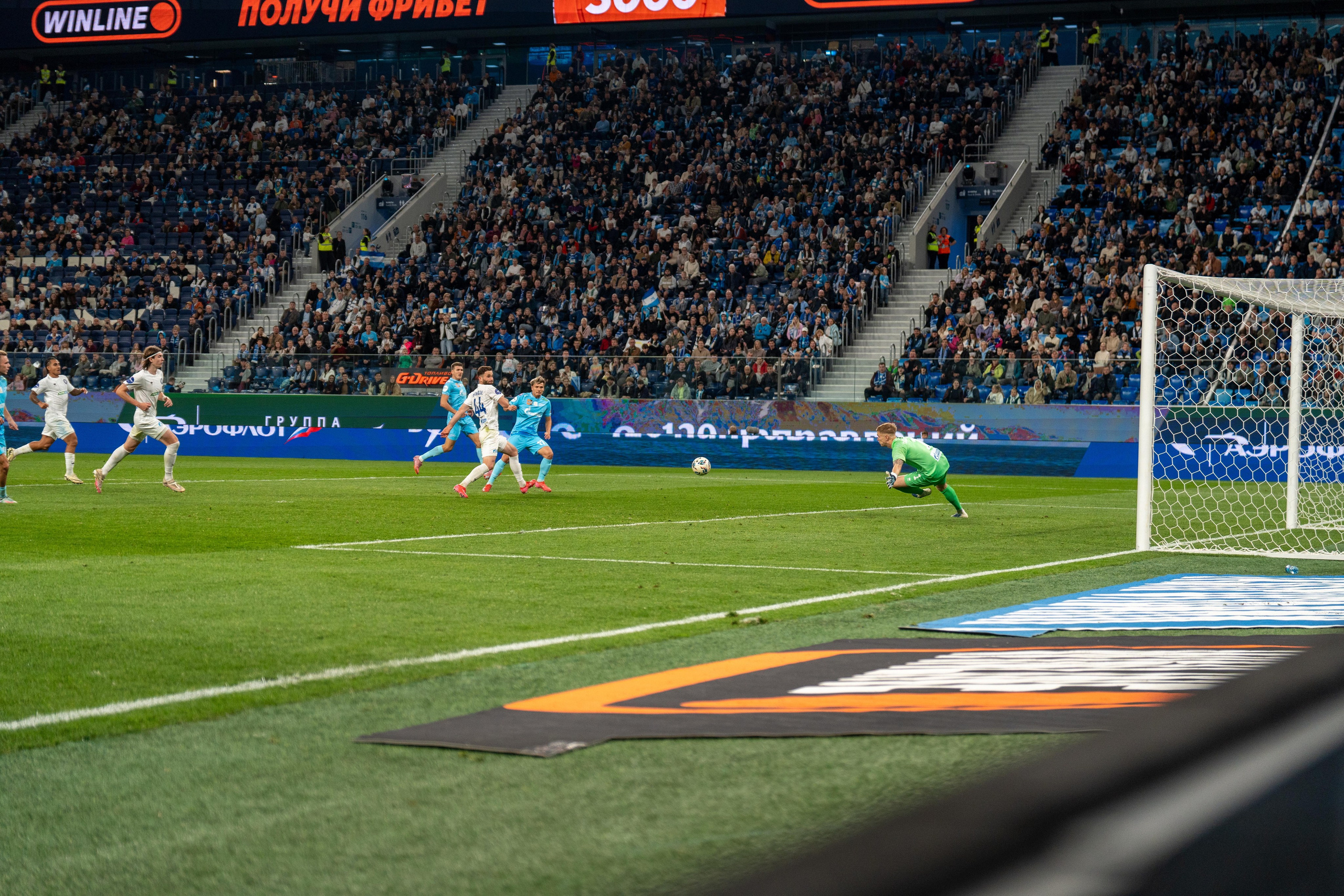 Репортажная спорт-съемка футбольного матча Зенит–Оренбург на Газпром Арене