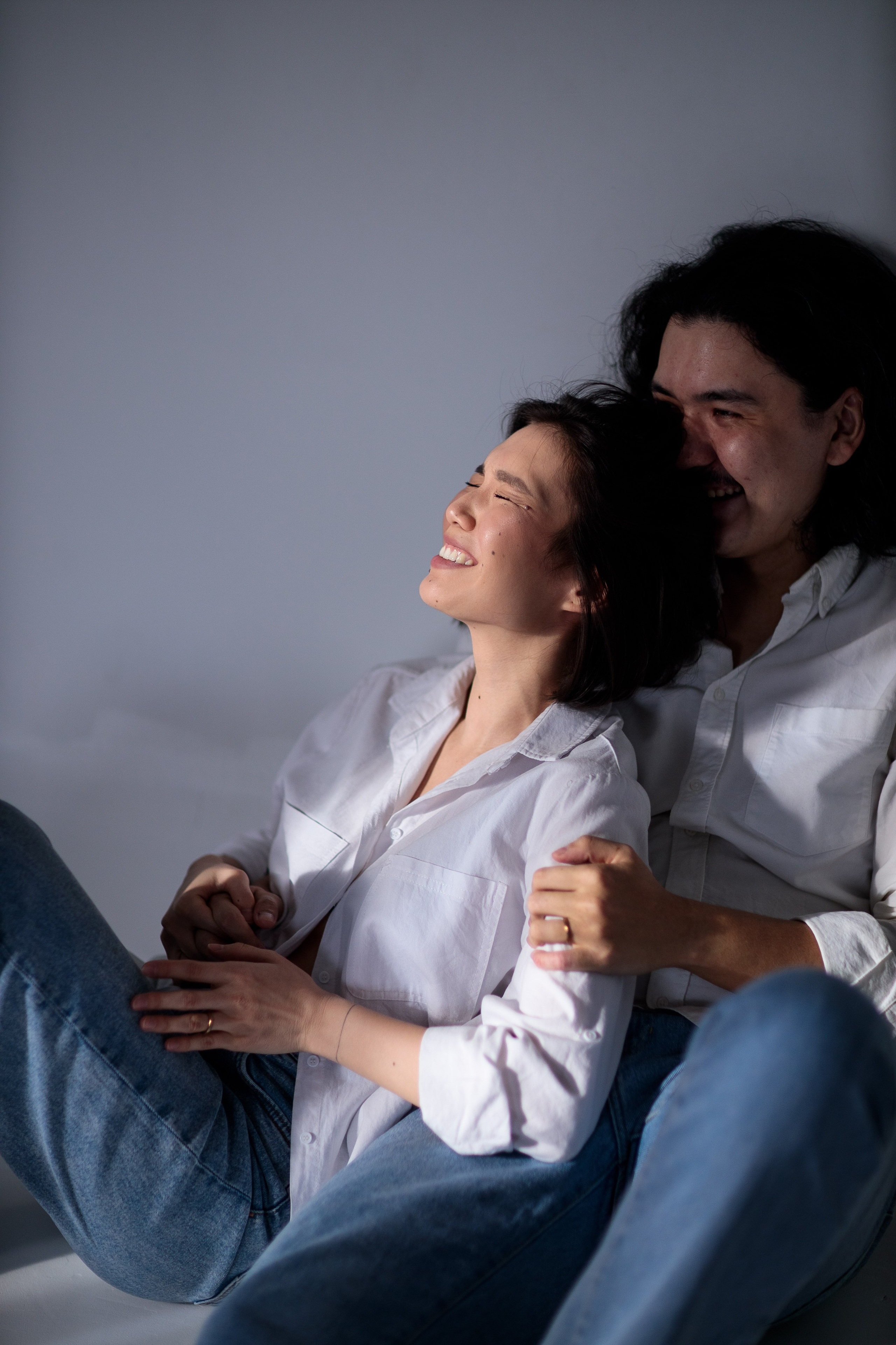 Парная фотосессия на белом фоне. Свадебный и семейный фотограф в Алматы Алексей Балышев