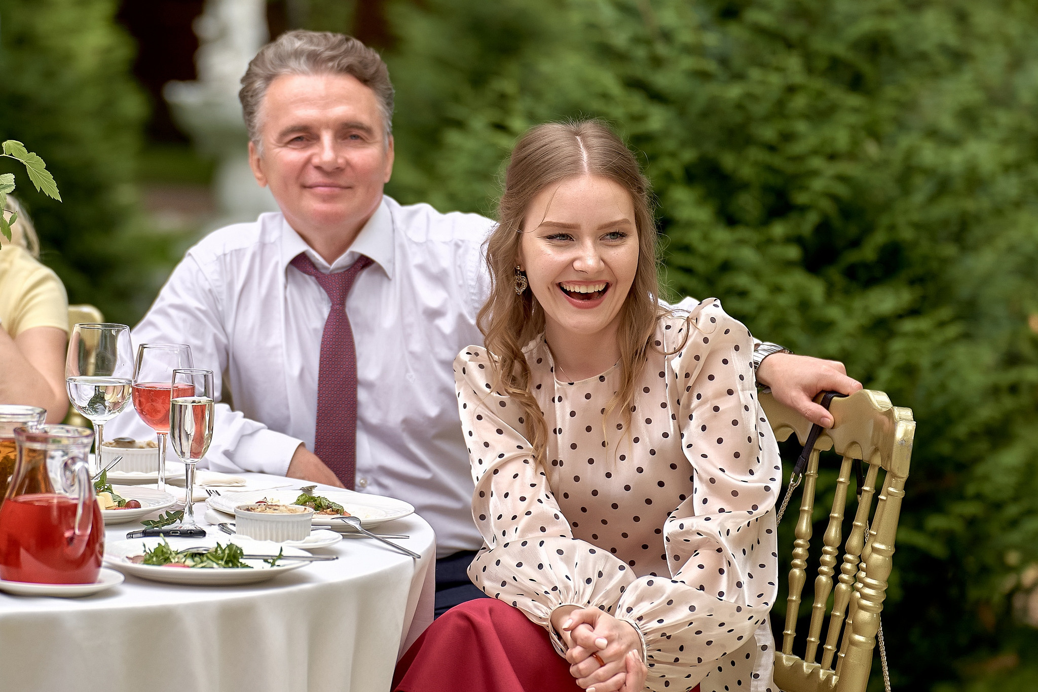 гости смеются на свадебном банкете. ресторан Аркобалено.Свадебный фотограф на свадьбу в Москве Сергей Гаварос. gavaros.ru
