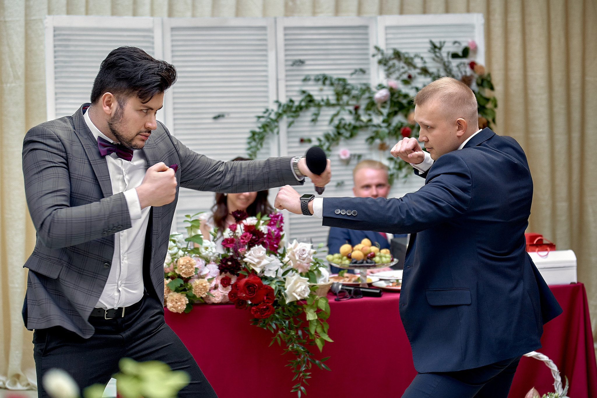 Ведущий свадебного банкета проводит совместный конкурс с гостем на свадьбе. ресторан Аркобалено.Свадебный фотограф на свадьбу в Москве Сергей Гаварос. gavaros.ru