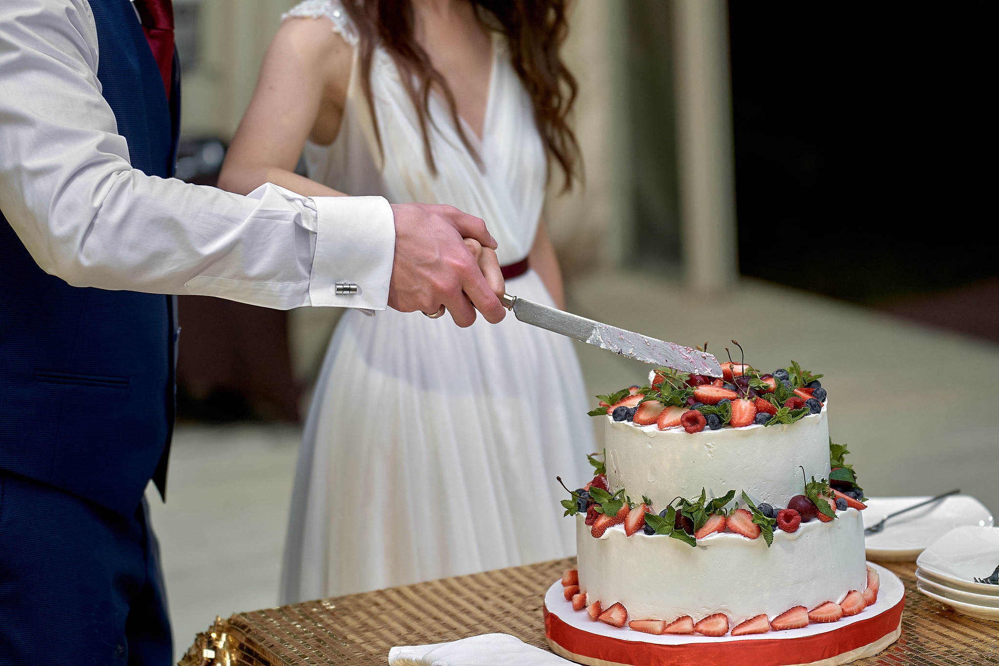 Молодожены разрезают торт. Свадебный фотограф на свадьбу в Москве Сергей Гаварос. gavaros.ru
