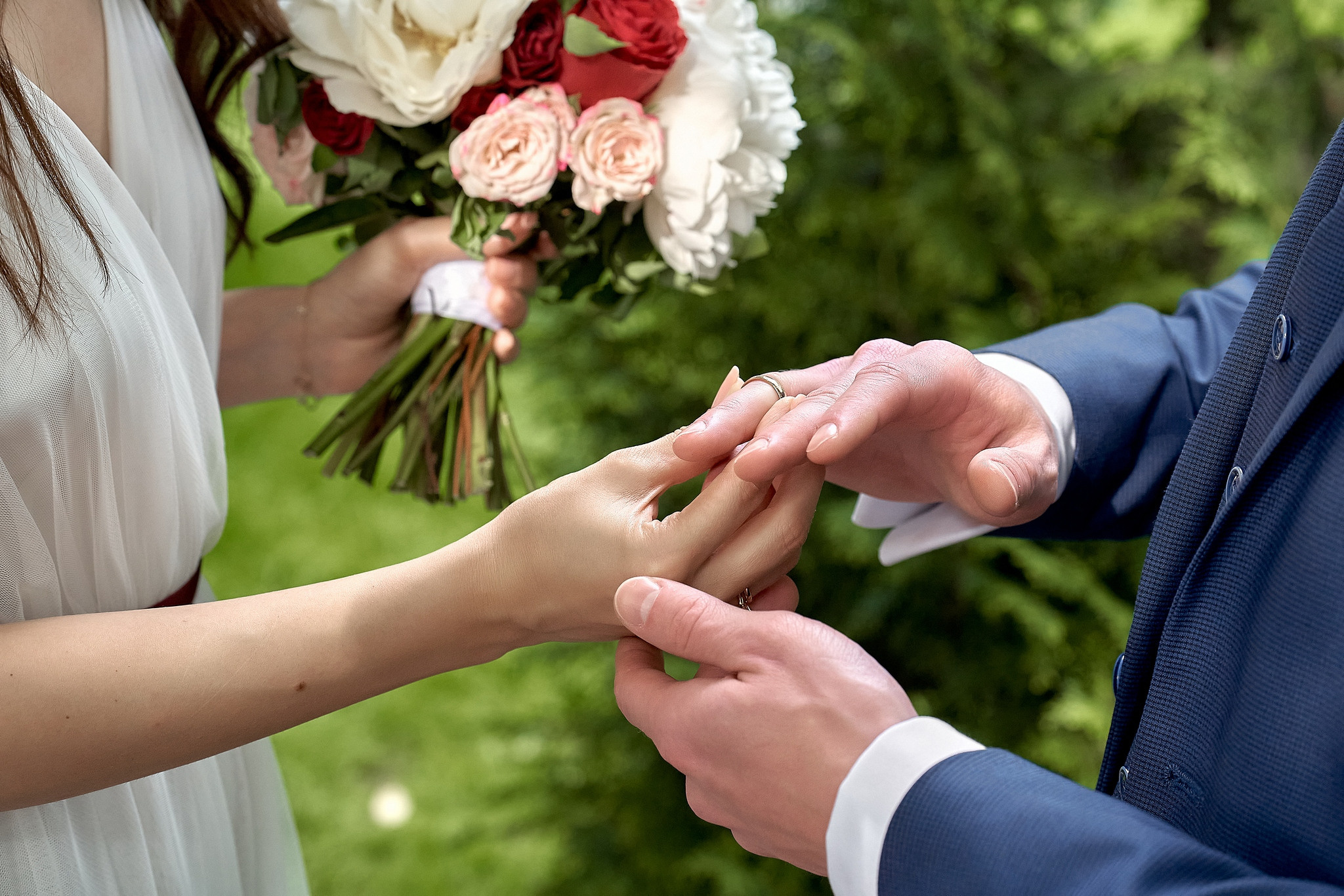 крупный план рук жениха и невесты. обмениваются кольцами Свадебный фотограф в Загс в Москве Сергей Гаварос gavaros.ru