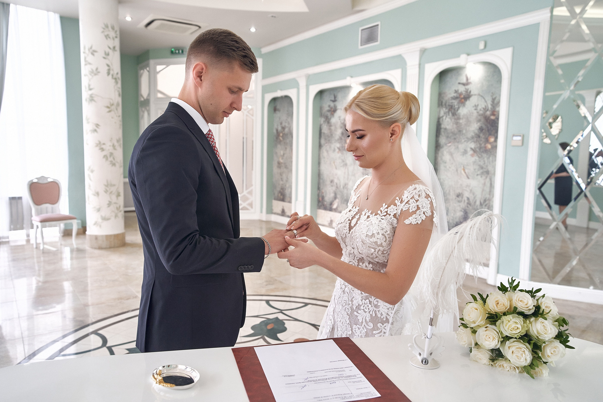 Загс в г. Железнодорожный . Жених и невеста обмениваются кольцами. Свадебный фотограф в Загс в Москве Сергей Гаварос gavaros.ru