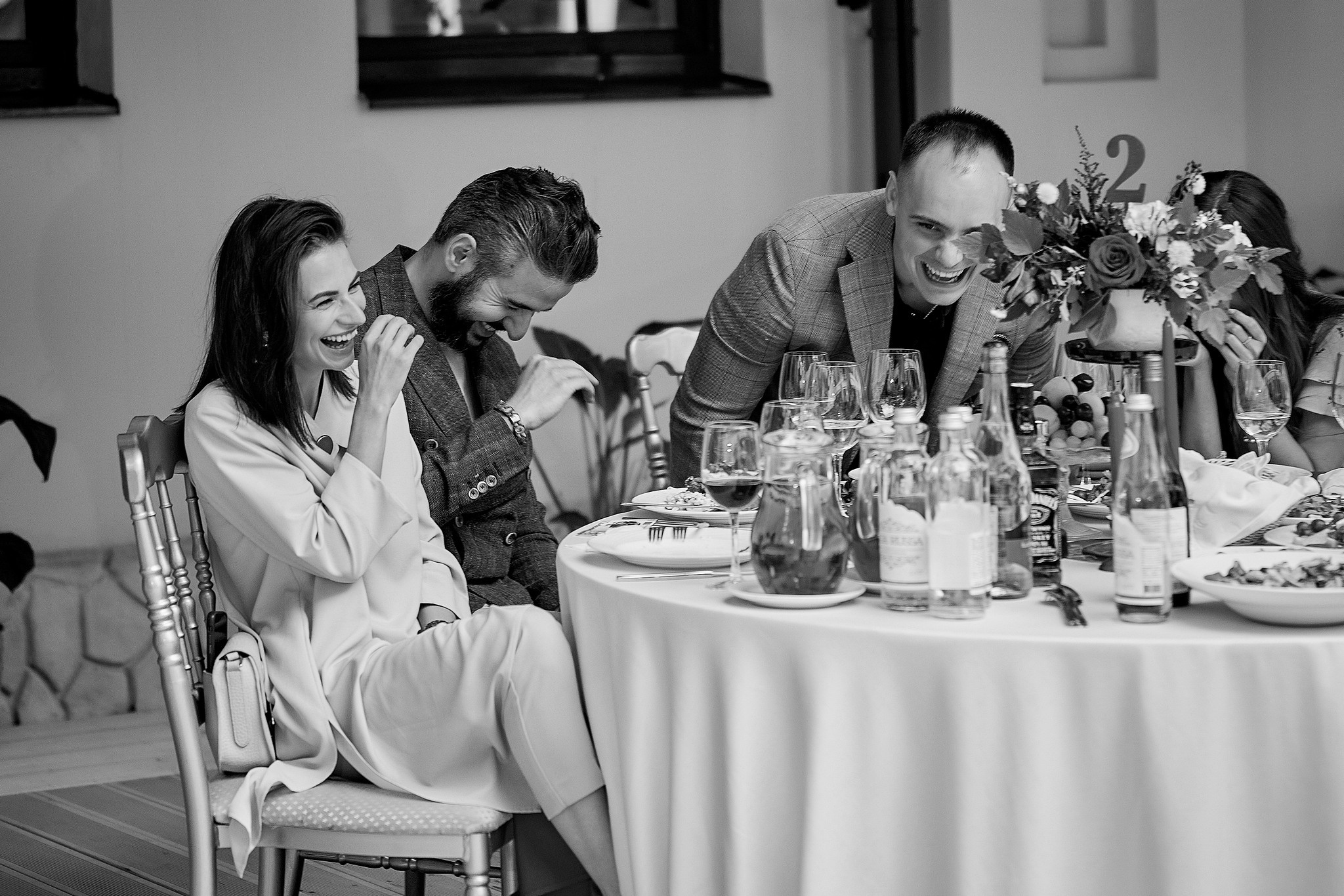 гости смеются на свадебном банкете. ресторан Аркобалено.Свадебный фотограф на свадьбу в Москве Сергей Гаварос. gavaros.ru