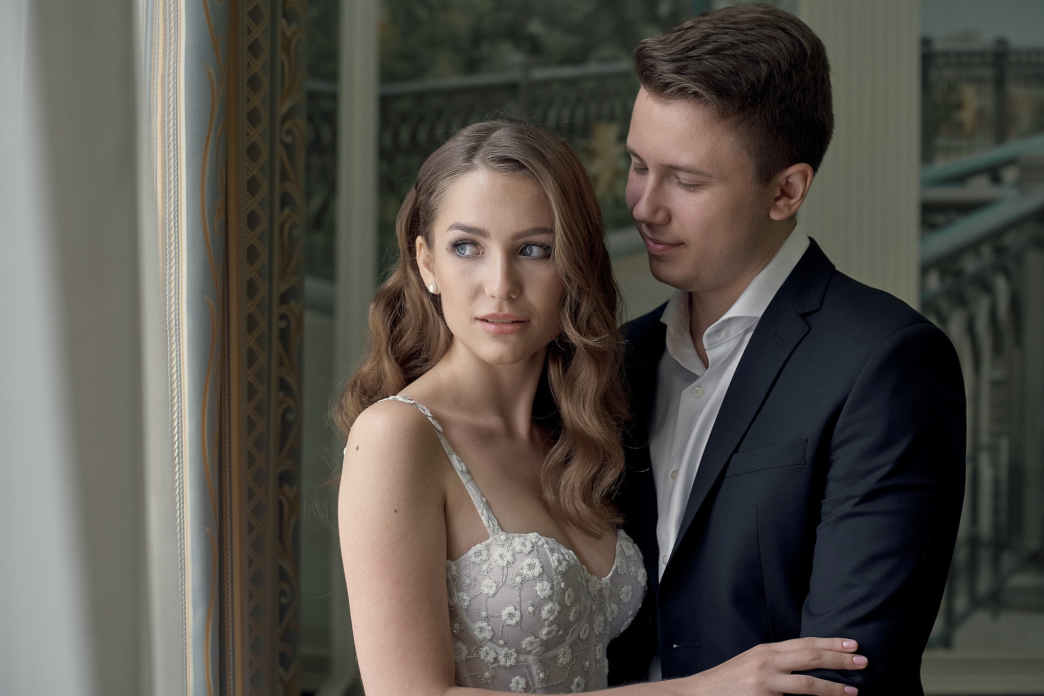 Невеста и жених у окна в Гагаринском загсе. Свадебный фотограф в Загс в Москве Сергей Гаварос gavaros.ru