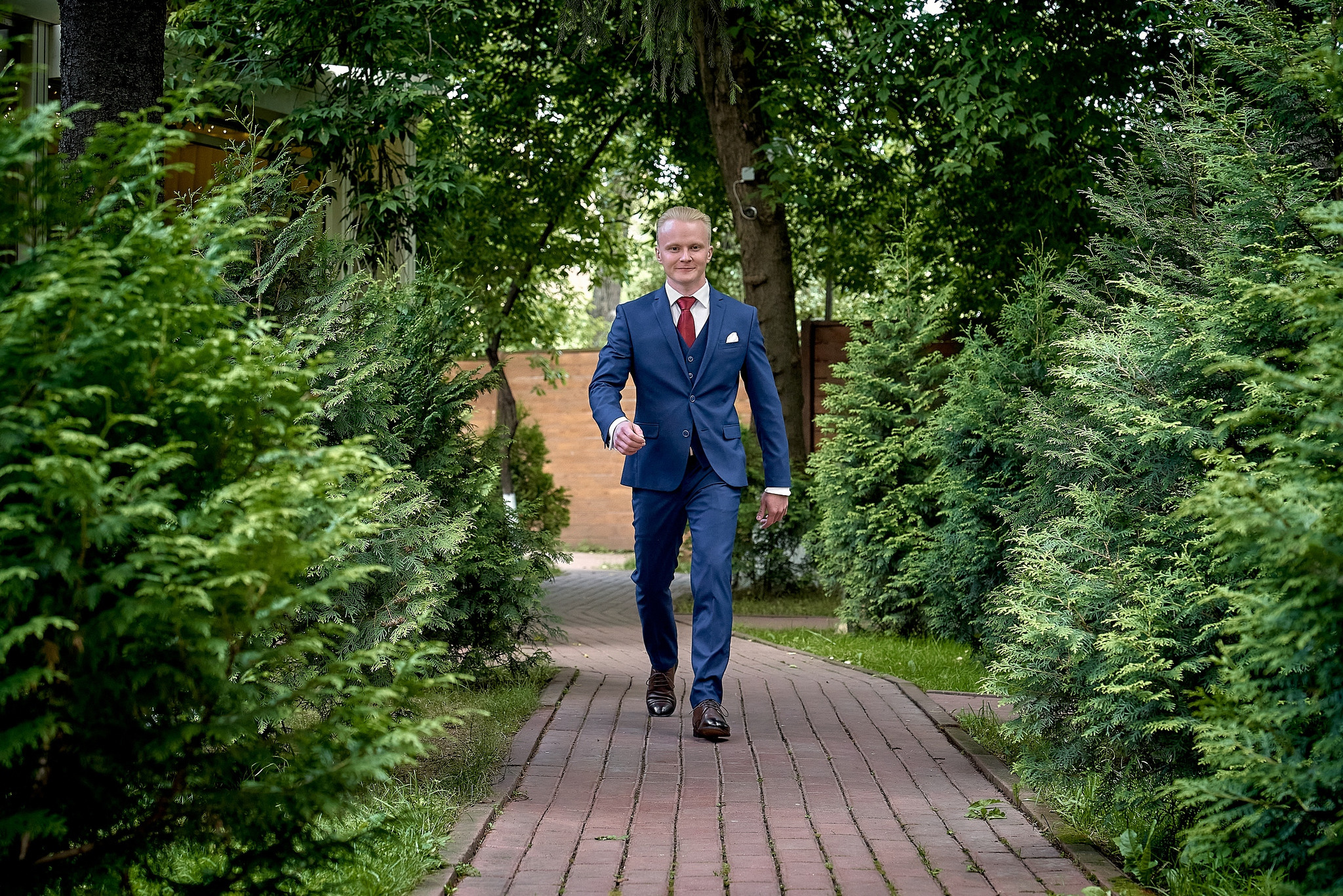 Жених по алее идет к  месту выездной регистрации Свадебный фотограф на свадьбу в Москве Сергей Гаварос. gavaros.ru