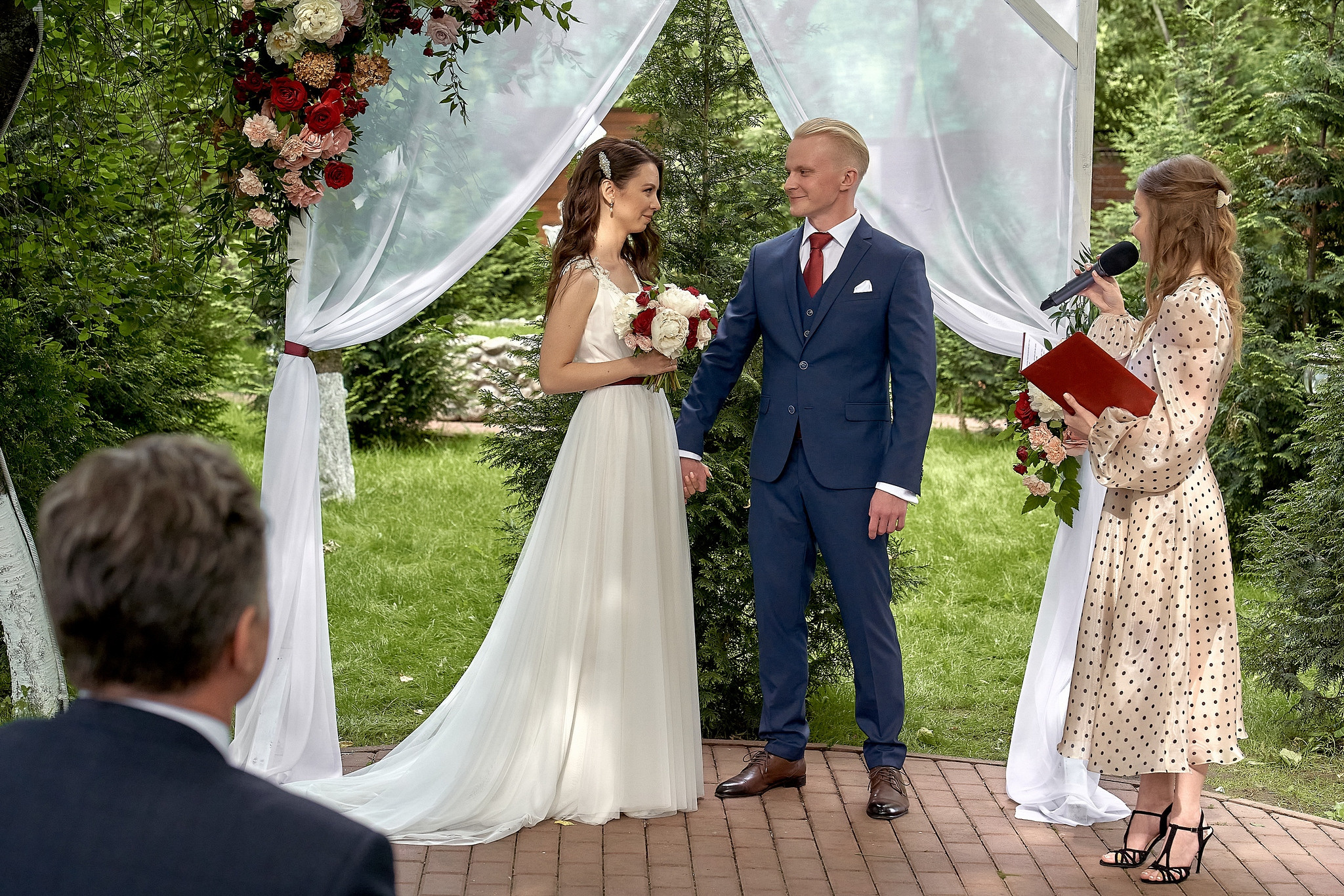 молодожены дают клятву верности на выездной регистрации ресторан Аркобалено.Свадебный фотограф на свадьбу в Москве Сергей Гаварос. gavaros.ru