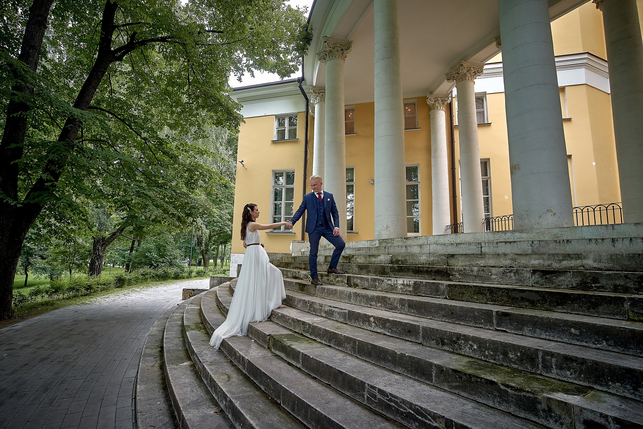 Жених встречает невесту на ступеньках усадьбы  -Музей-усадьба Люблино. Фотограф на свадьбу в Москве Сергей Гаварос. gavaros.ru