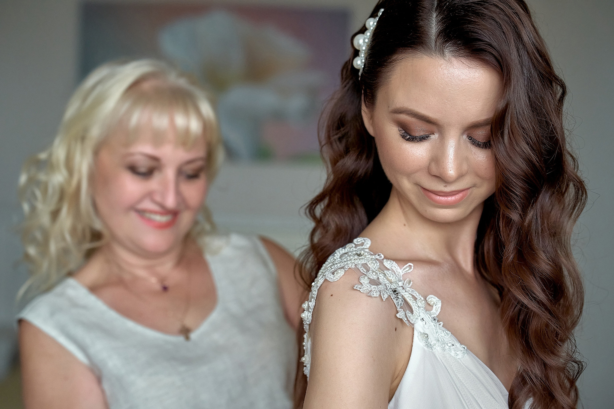 Мама невесты помогает ей одеть свадебное платье. Свадебный фотограф в Москве Сергей Гаварос. gavaros.ru