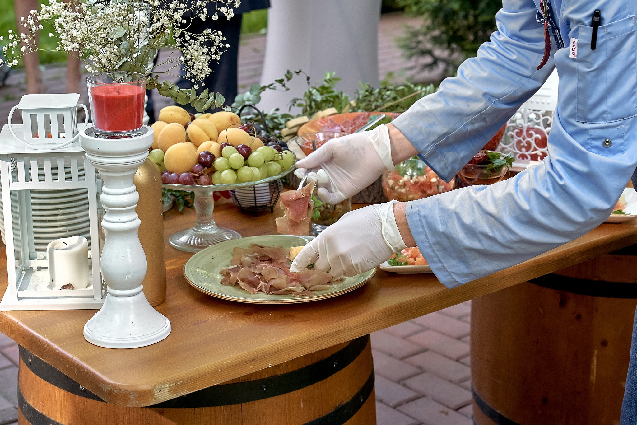официант раскладывает нарезку их хамона.Свадебный фотограф на свадьбу в Москве Сергей Гаварос. gavaros.ru