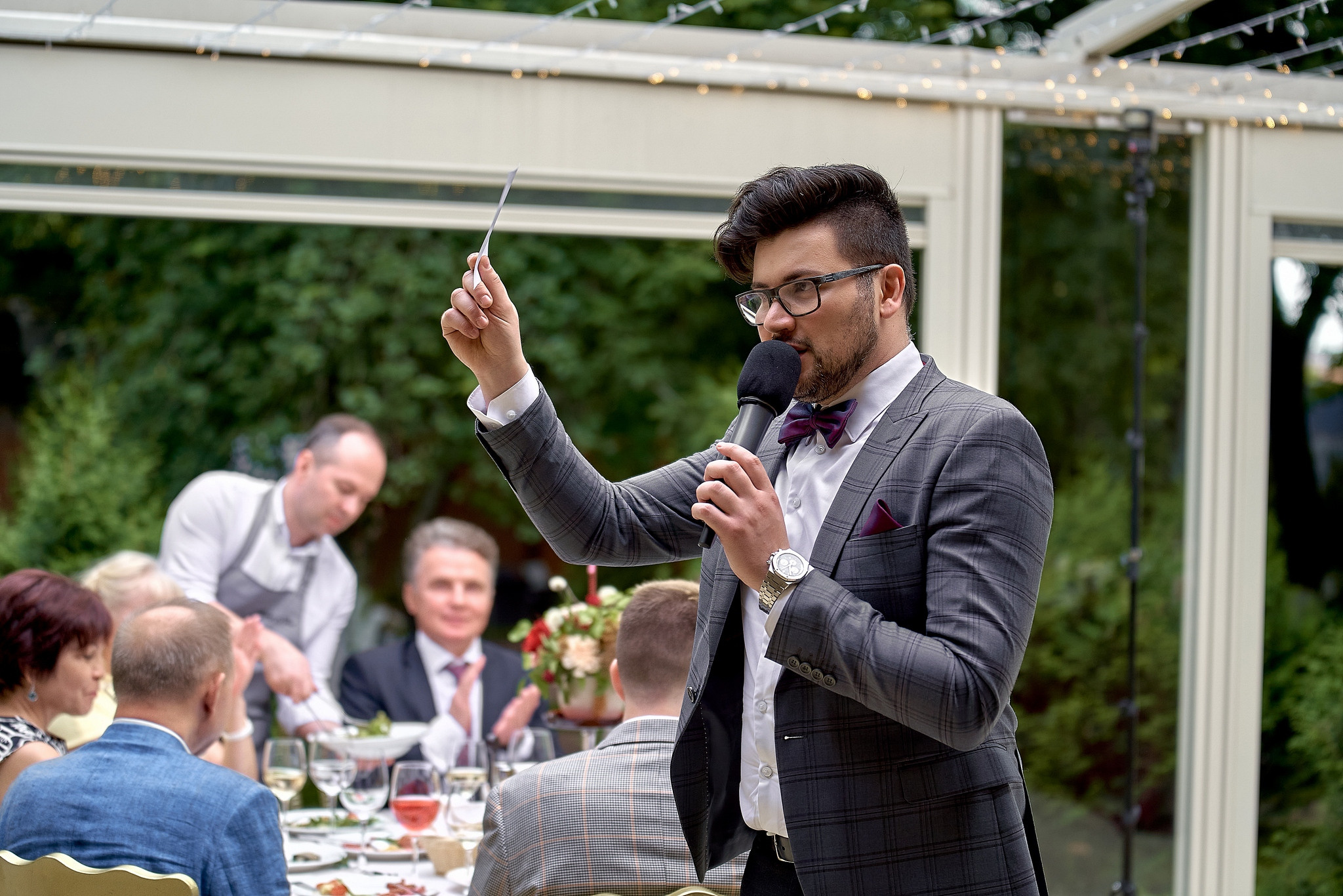 Ведущий свадебного банкета дает задание гостям. Ресторан Аркобалено.Свадебный фотограф на свадьбу в Москве Сергей Гаварос. gavaros.ru