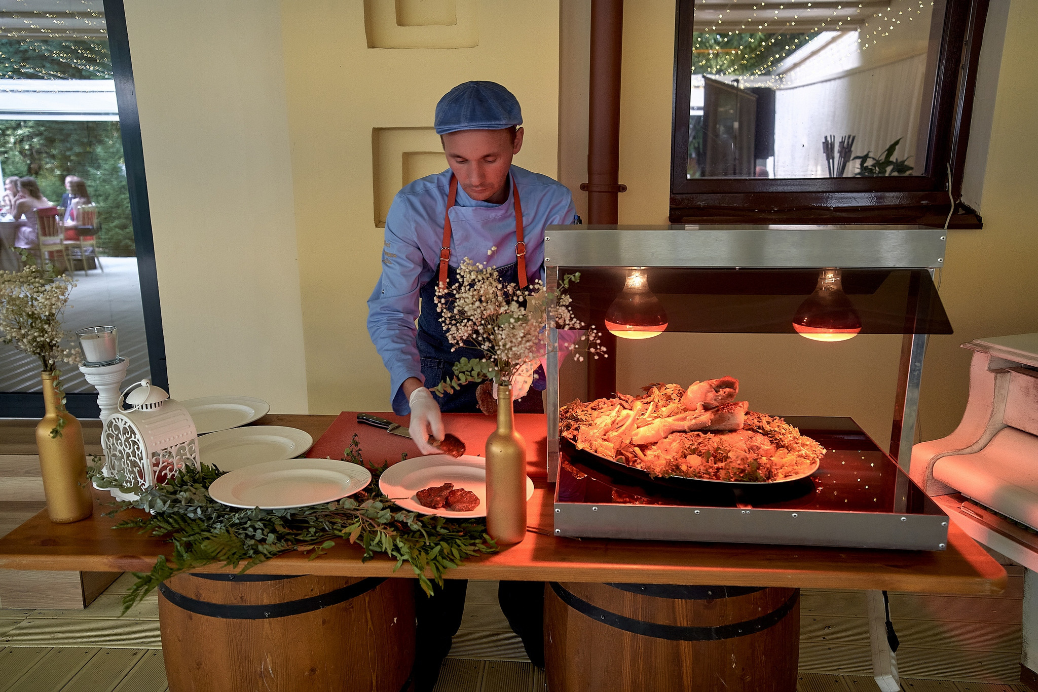 Повар готовит мясо на открытом огне во время свадебного банкета. ресторан Аркобалено.Свадебный фотограф на свадьбу в Москве Сергей Гаварос. gavaros.ru