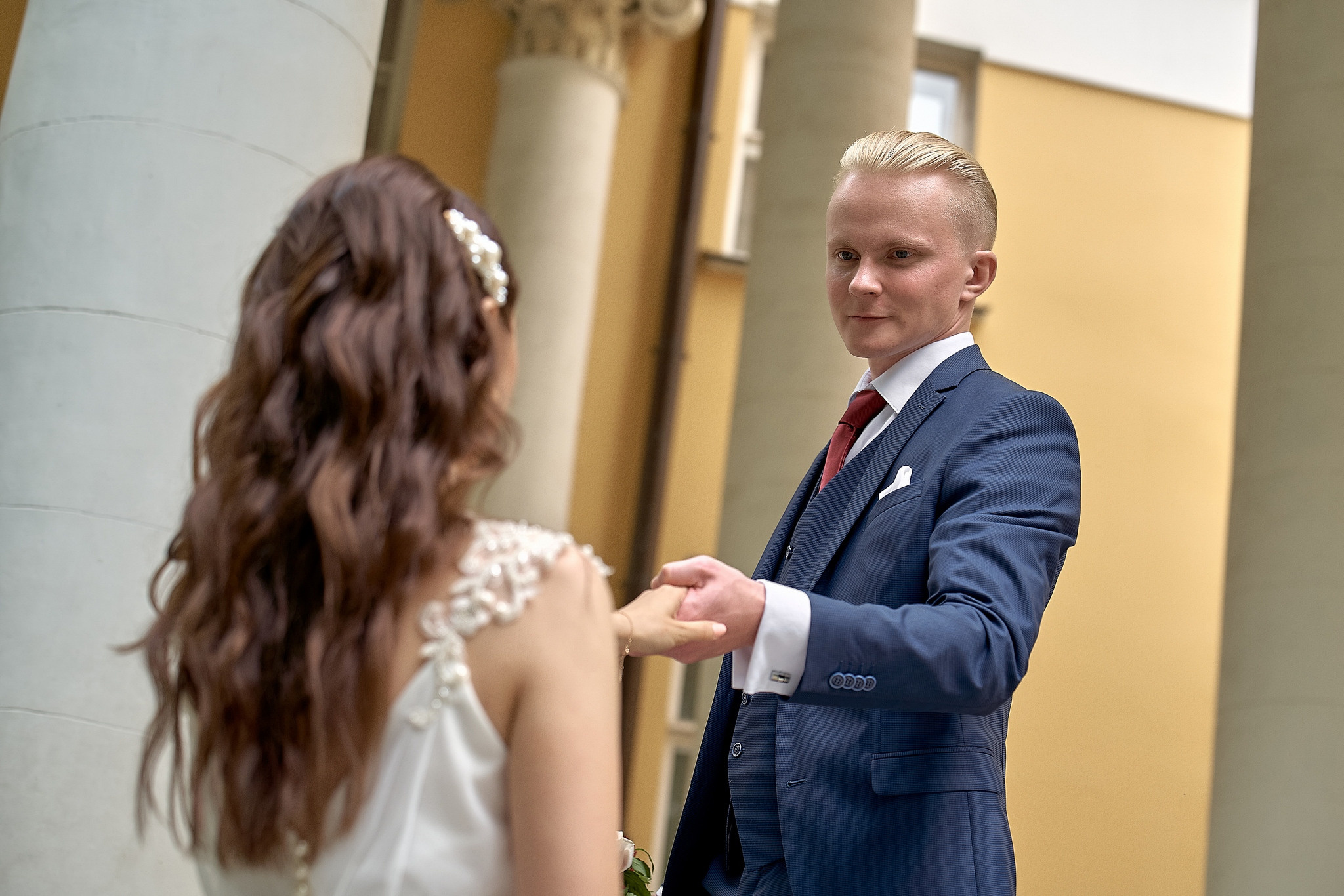 Жених подает руку невесту. Музей-усадьба Люблино. Фотограф на свадьбу в Москве Сергей Гаварос. gavaros.ru
