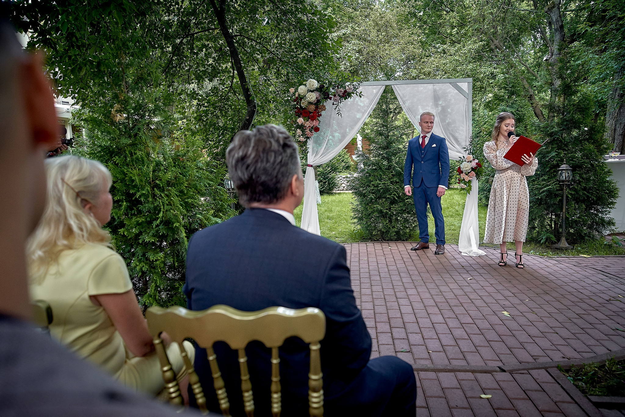 Жених и регистратор ждут вместе с гостями невесту у свадебной арки для регистрации брака .ресторан Аркобалено.Свадебный фотограф на свадьбу в Москве Сергей Гаварос. gavaros.ru