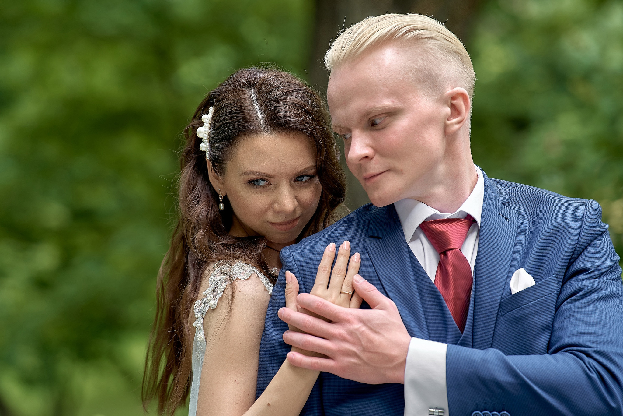 Невеста сзади обняла жених и положила ему голову на плечо.Музей-усадьба Люблино. Фотограф на свадьбу в Москве Сергей Гаварос. gavaros.ru