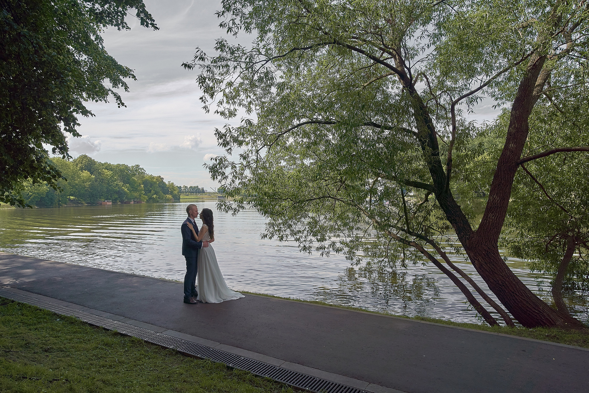 жених и невеста на берегу озера среди деревьев Музей-усадьба Люблино. Фотограф на свадьбу в Москве Сергей Гаварос. gavaros.ru