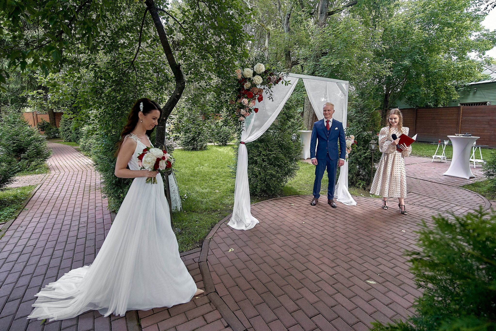 Невеста подходит к месту регистрации брака. где ее ждут жених и регистратор. ресторан Аркобалено.Свадебный фотограф на свадьбу в Москве Сергей Гаварос. gavaros.ru