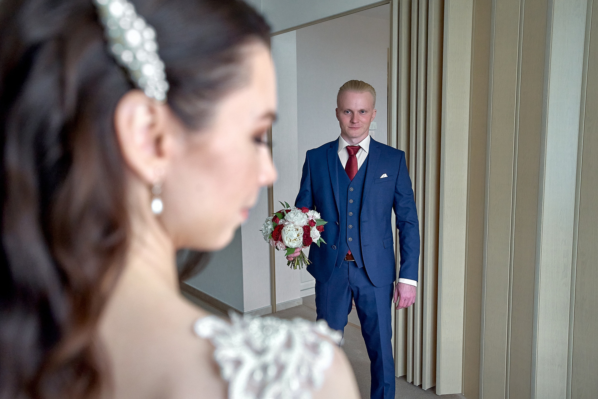 Встреча жениха и невесты. Жених с букетом смотрит на невесту - Отель Интурист Коломенское Фотограф на свадьбу в Москве Сергей Гаварос. gavaros.ru