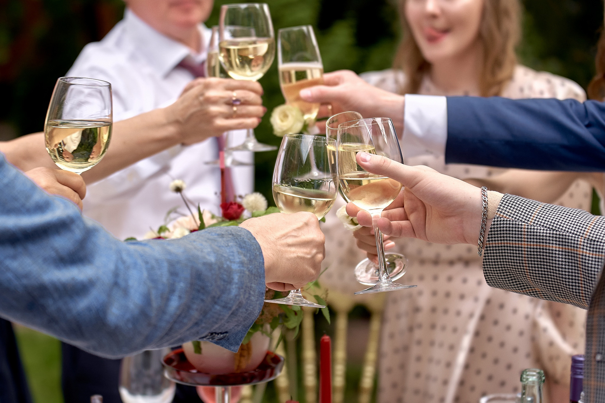 гости чокаются бокалами на свадебном банкете. ресторан Аркобалено.Свадебный фотограф на свадьбу в Москве Сергей Гаварос. gavaros.ru