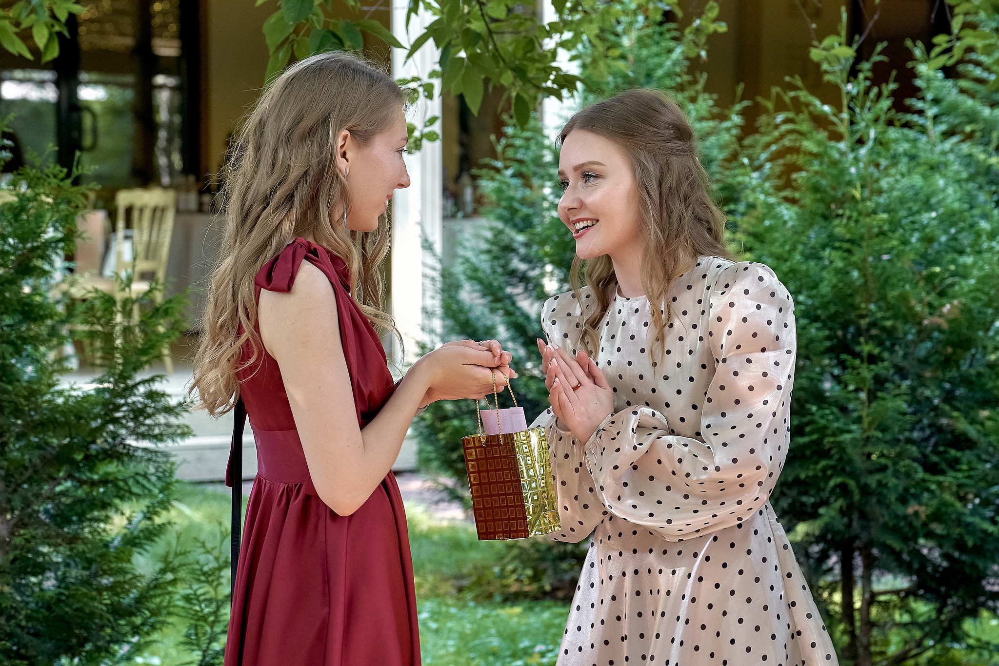 подружки невесты болтают Свадебный фотограф на свадьбу в Москве Сергей Гаварос. gavaros.ru