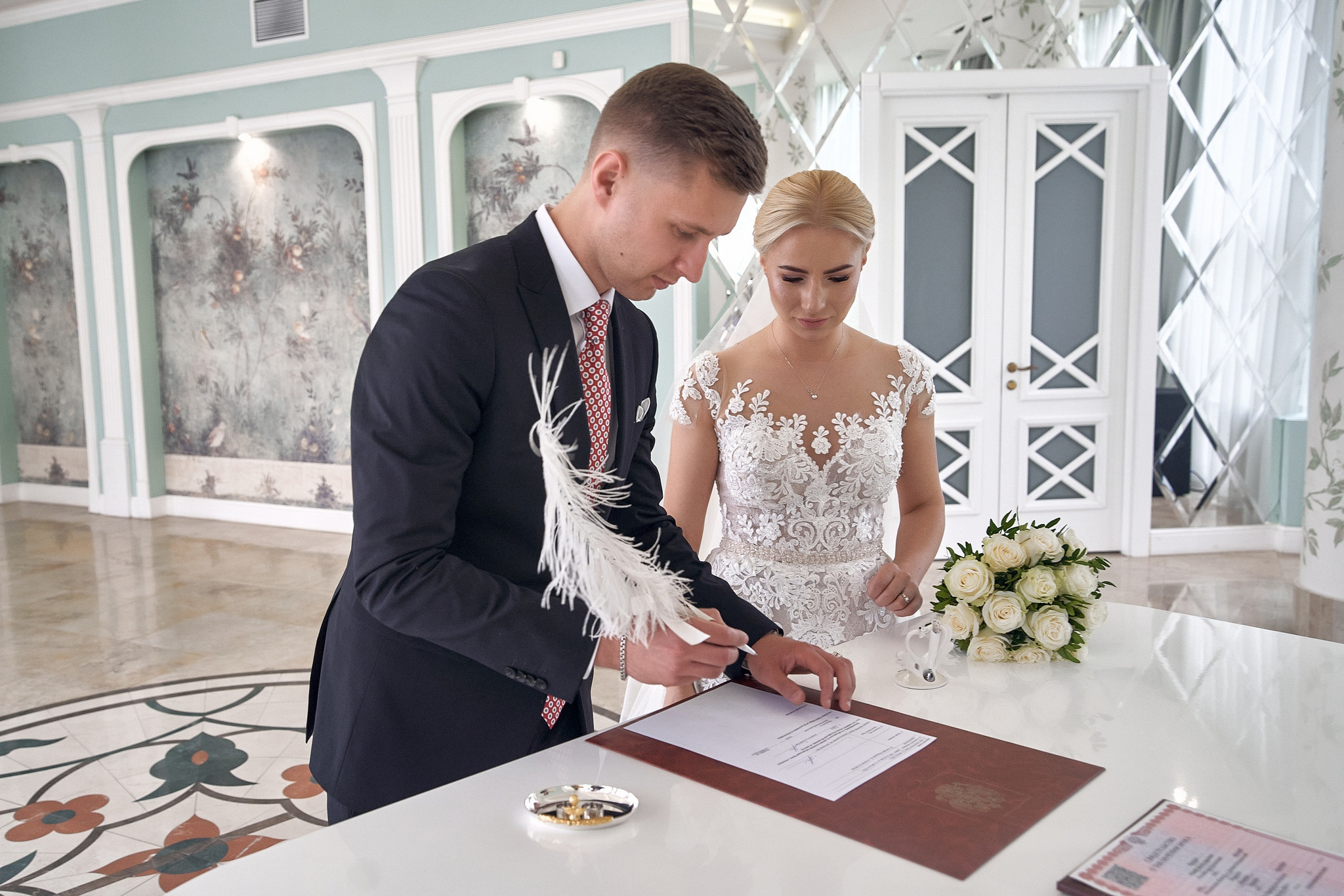 Жених ставит подпись во время регистрации брака Загс в г. Железнодорожный . Свадебный фотограф в Загс в Москве Сергей Гаварос gavaros.ru