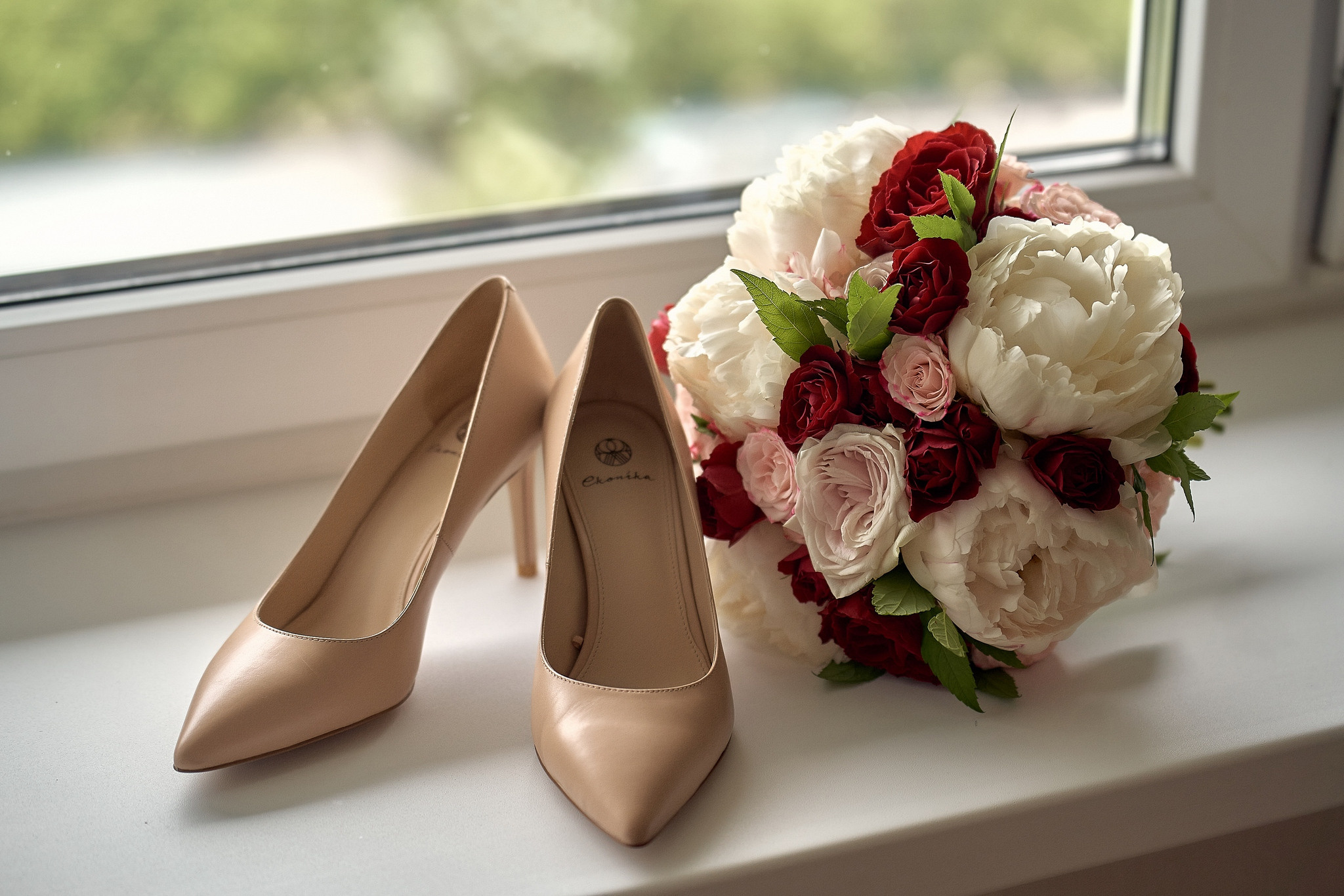 Букет невесты и ее туфли на подоконнике. Свадебный фотограф в Москве Сергей Гаварос. gavaros.ru