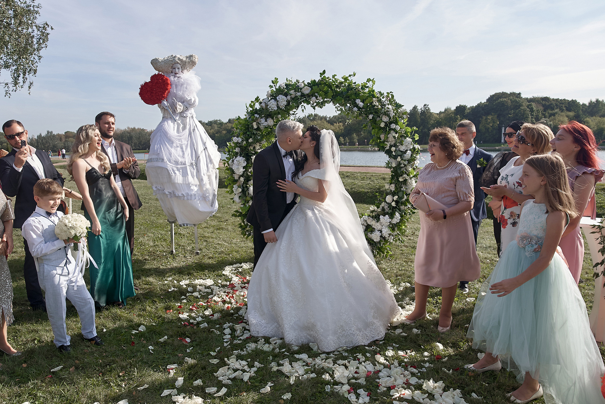 Выездная регистрация на берегу озера в усадьбе Кусково. Свадебный фотограф в Загс в Москве Сергей Гаварос gavaros.ru