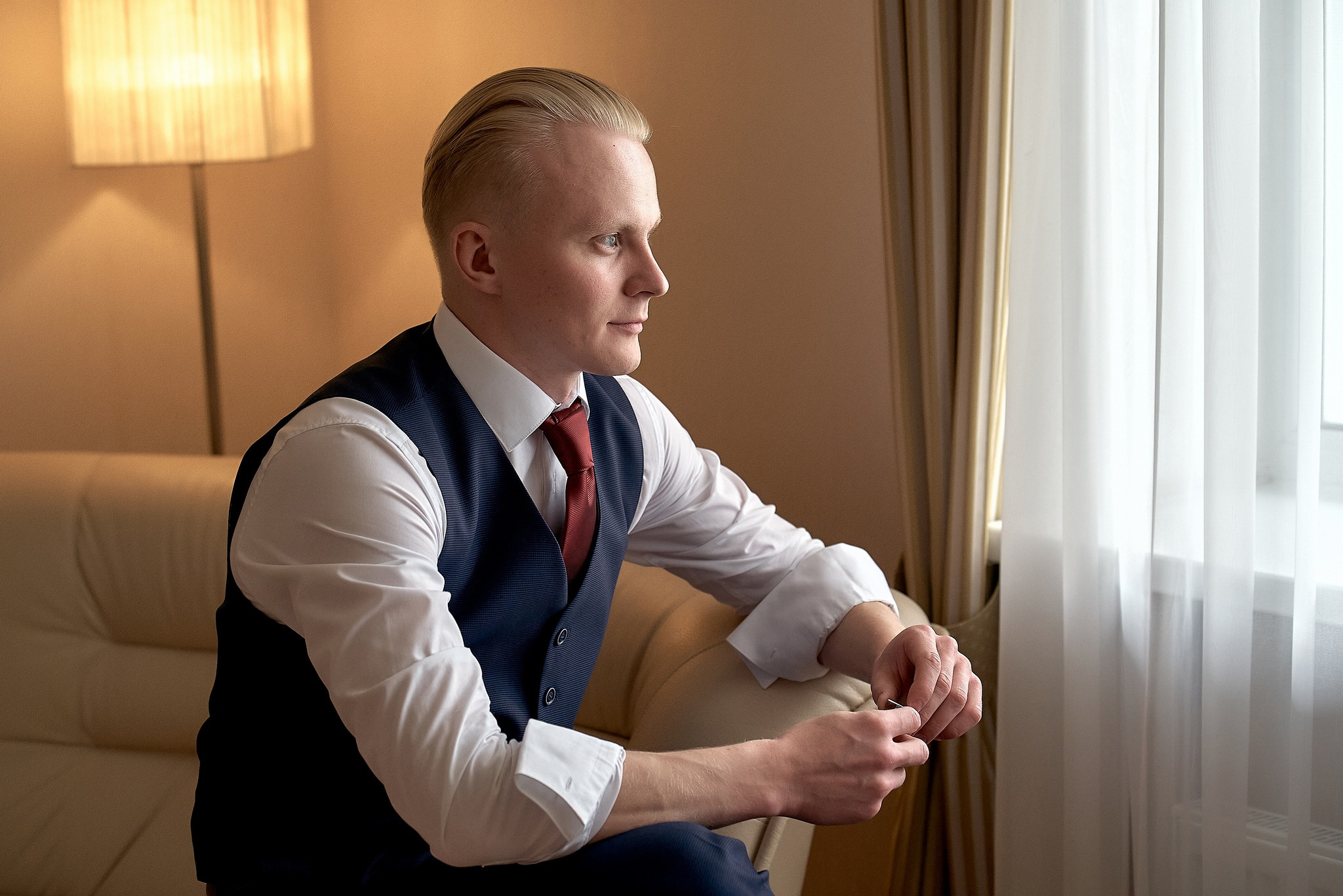 Жених в жилетке сидит у окна. Свадебный фотограф в Москве Сергей Гаварос. gavaros.ru