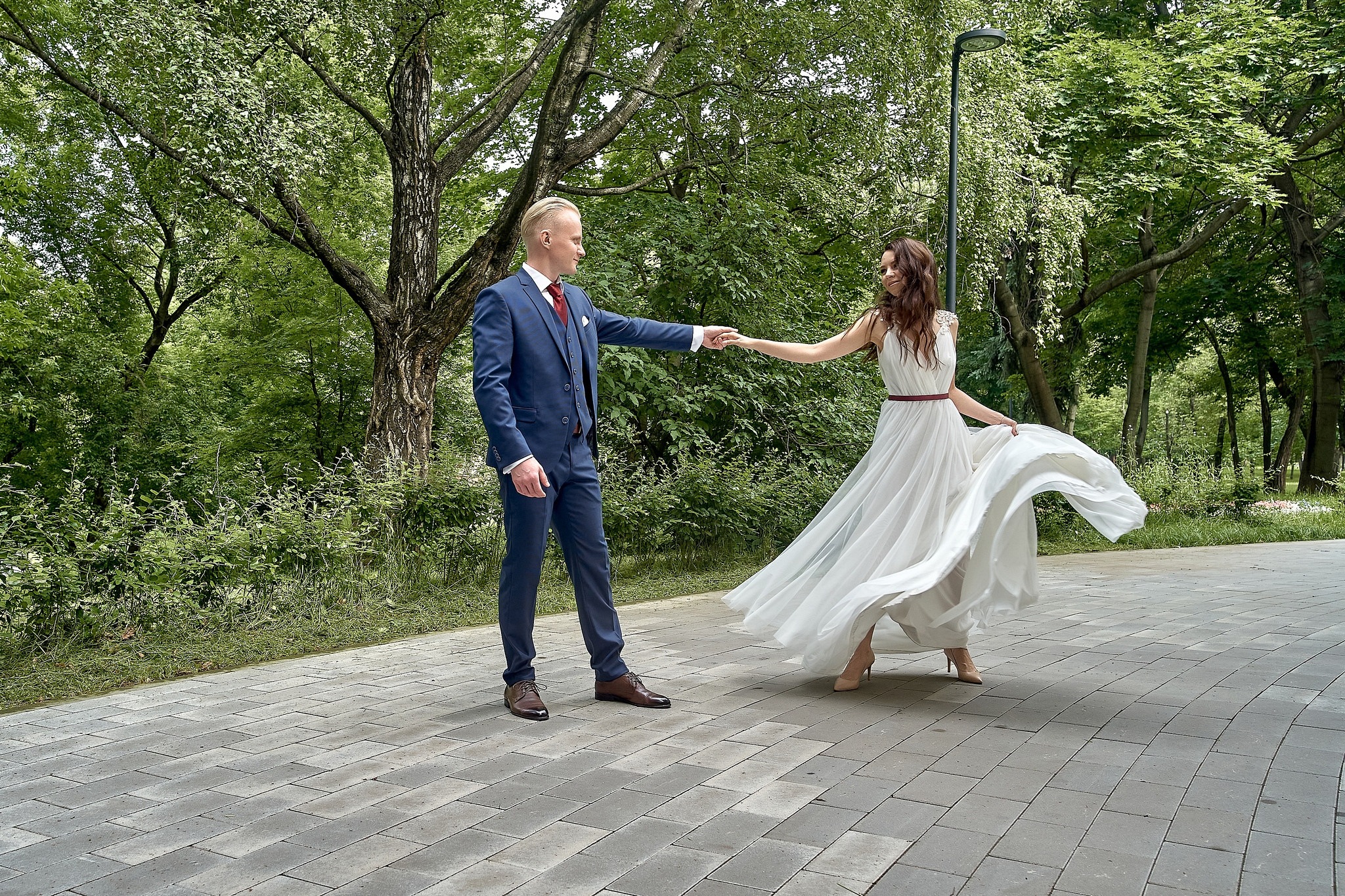 танец молодоженов на природе. Музей-усадьба Люблино. Фотограф на свадьбу в Москве Сергей Гаварос. gavaros.ru