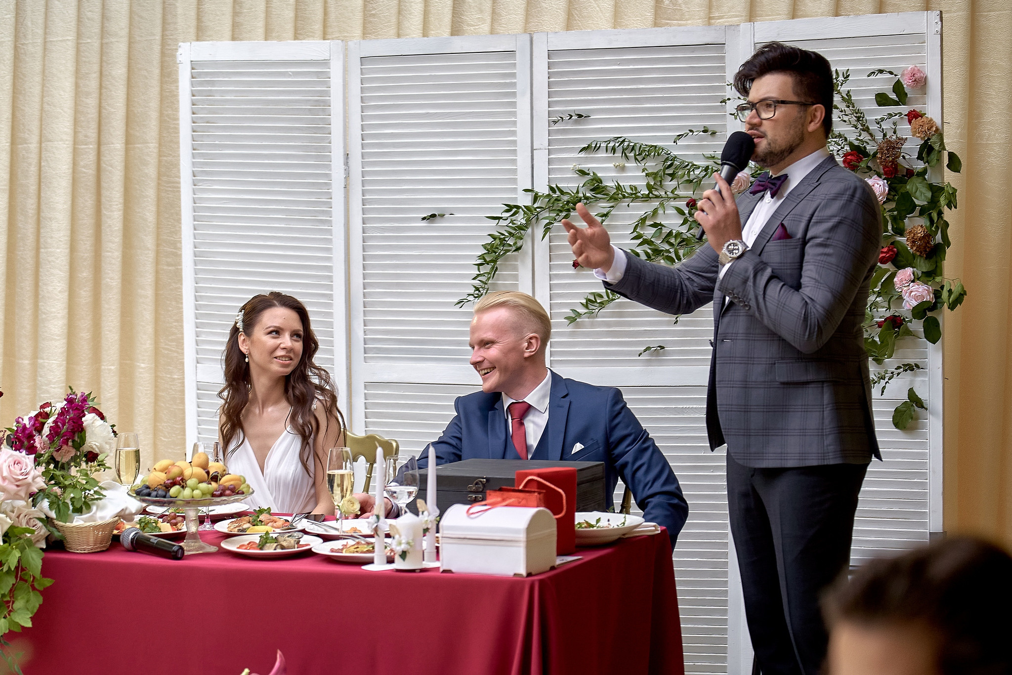Ведущий Тимур Громов вместе с молодоженами .ресторан Аркобалено.Свадебный фотограф на свадьбу в Москве Сергей Гаварос. gavaros.ru