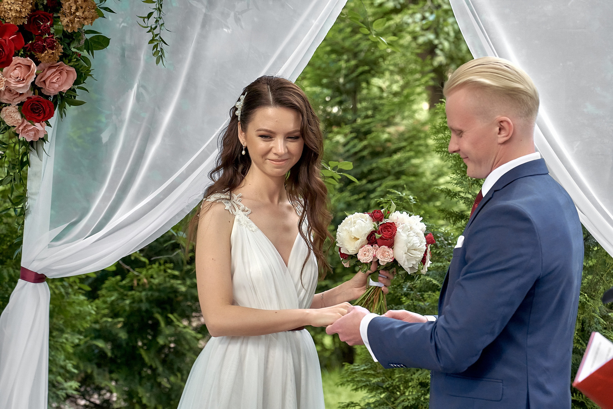 Молодожены обмениваются кольцами на выездной регистрации. ресторан Аркобалено.Свадебный фотограф на свадьбу в Москве Сергей Гаварос. gavaros.ru