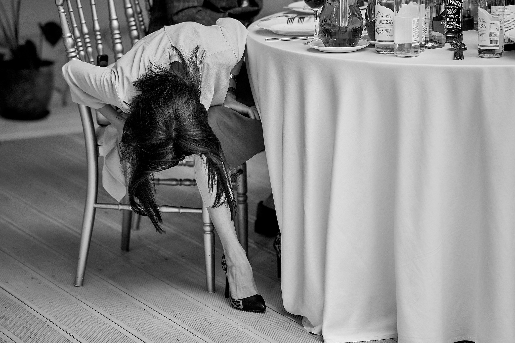 Подружка невесты заглядывает под стол во время конкурса. ресторан Аркобалено.Свадебный фотограф на свадьбу в Москве Сергей Гаварос. gavaros.ru