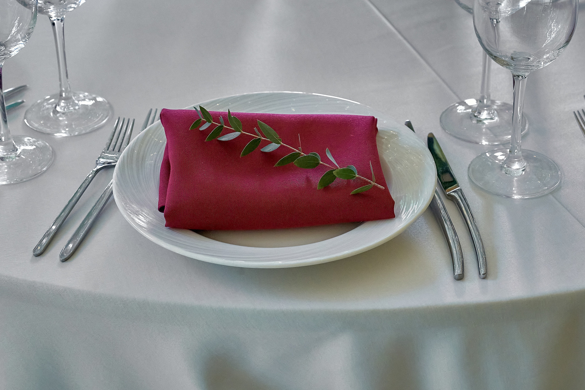 столовые приборы красиво уложенные на столах для свадебного банкета  Свадебный фотограф на свадьбу в Москве Сергей Гаварос. gavaros.ru