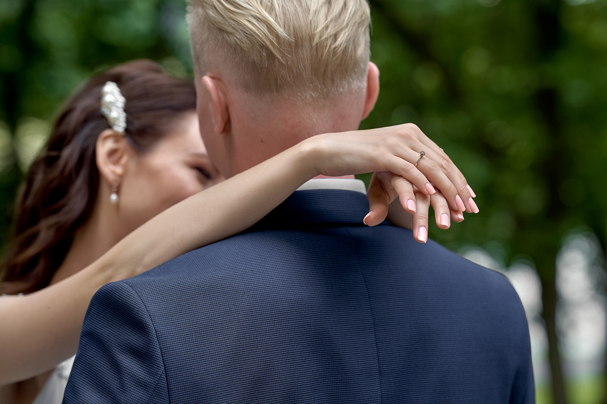 Невеста закинула свои руки на плечи жениху. Музей-усадьба Люблино. Фотограф на свадьбу в Москве Сергей Гаварос. gavaros.ru